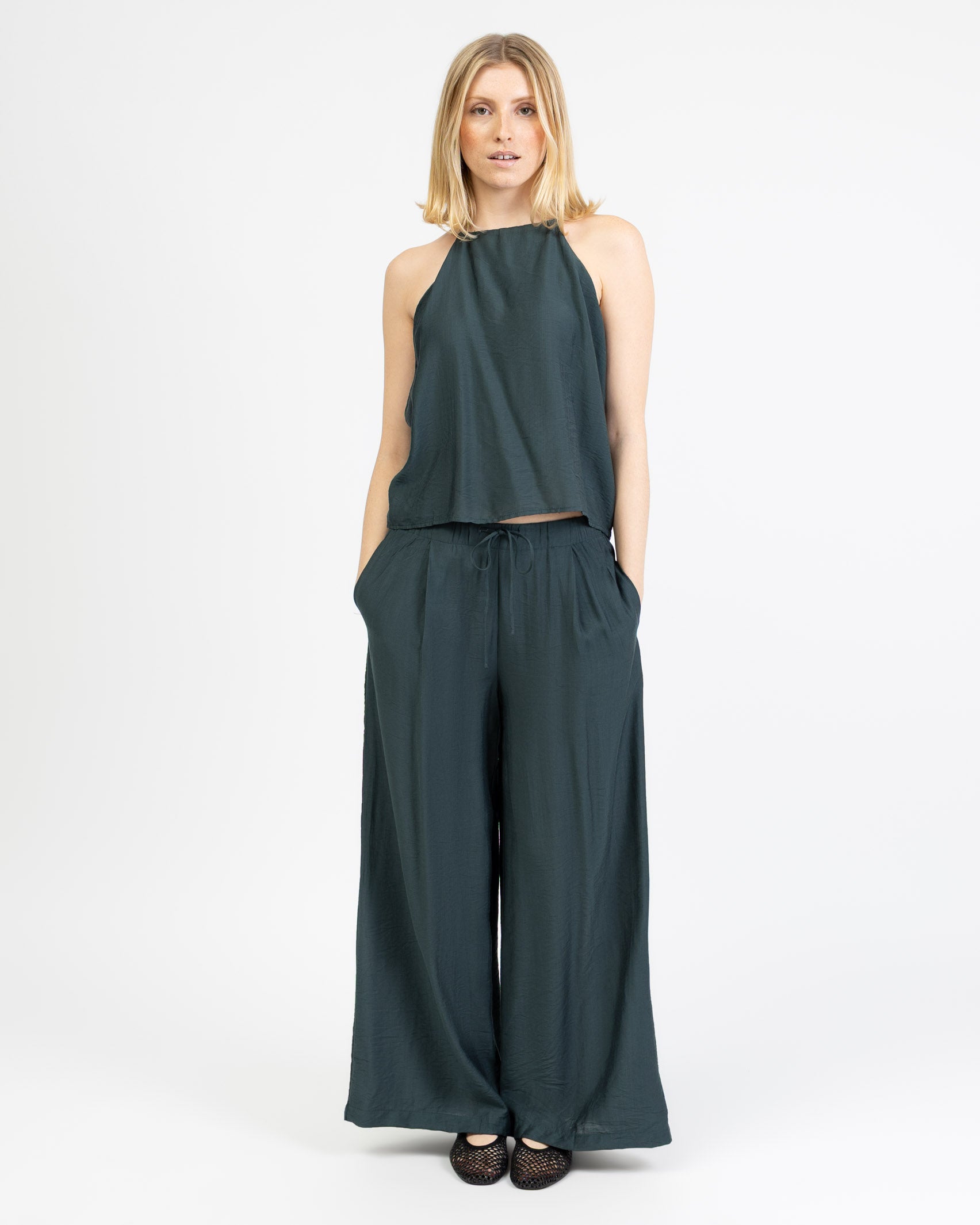 Lockere Stoffhose mit weitem Bein