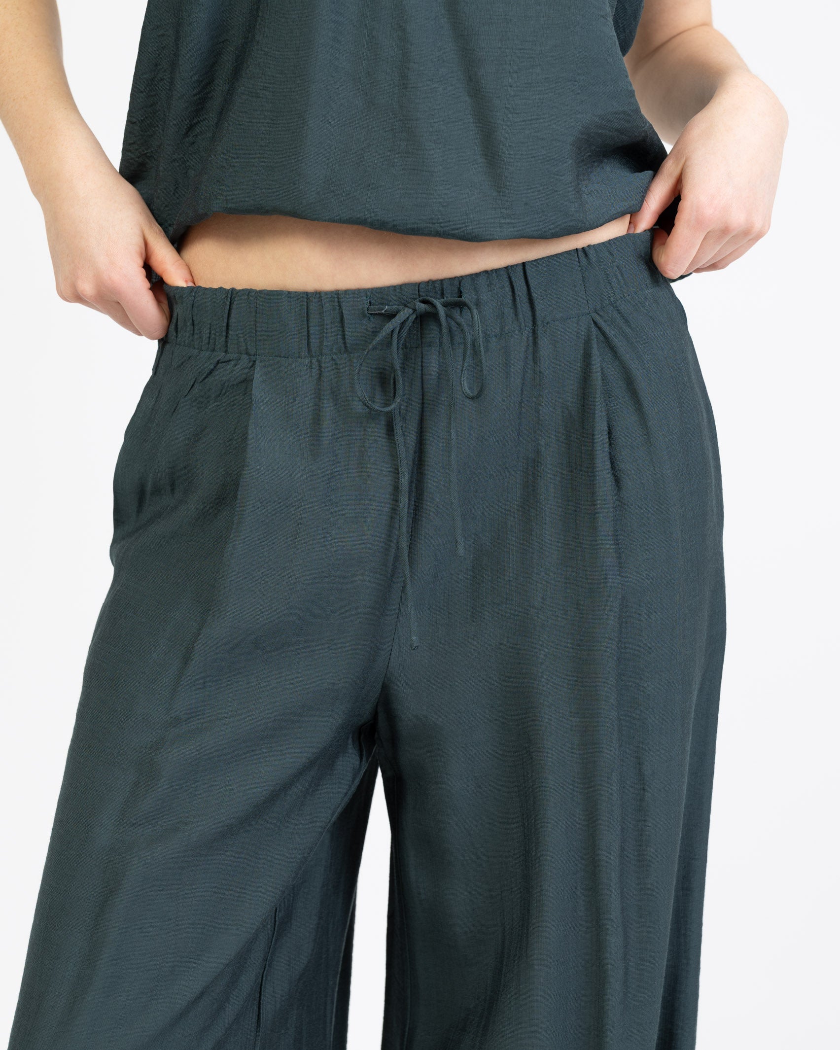 Lockere Stoffhose mit weitem Bein