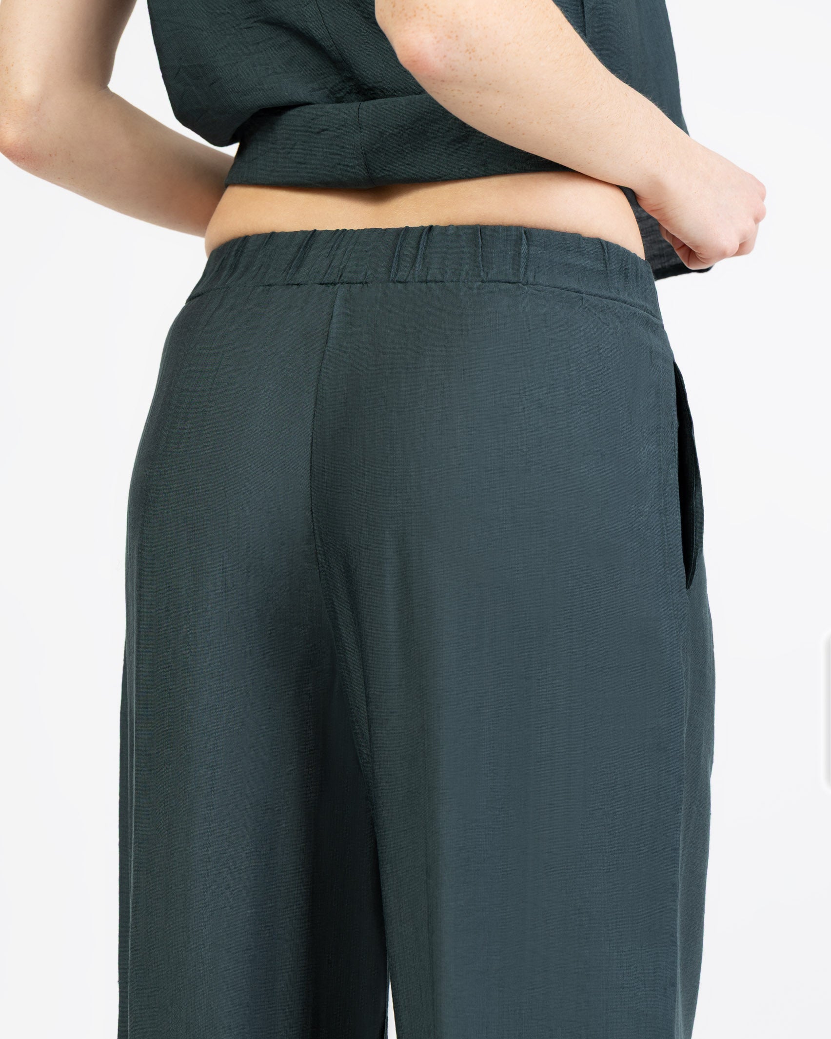 Lockere Stoffhose mit weitem Bein