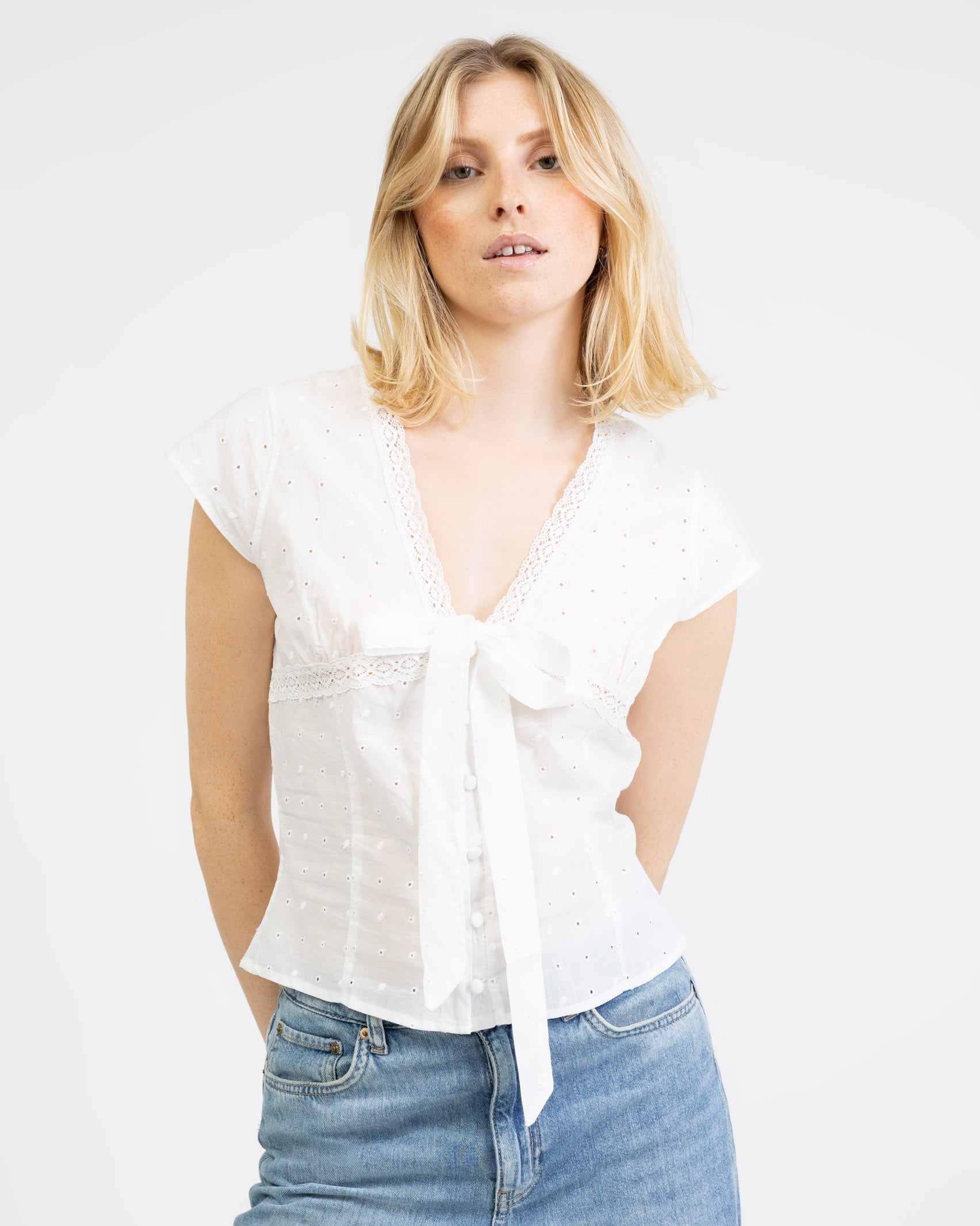 Spitzenbluse mit Bindedetail