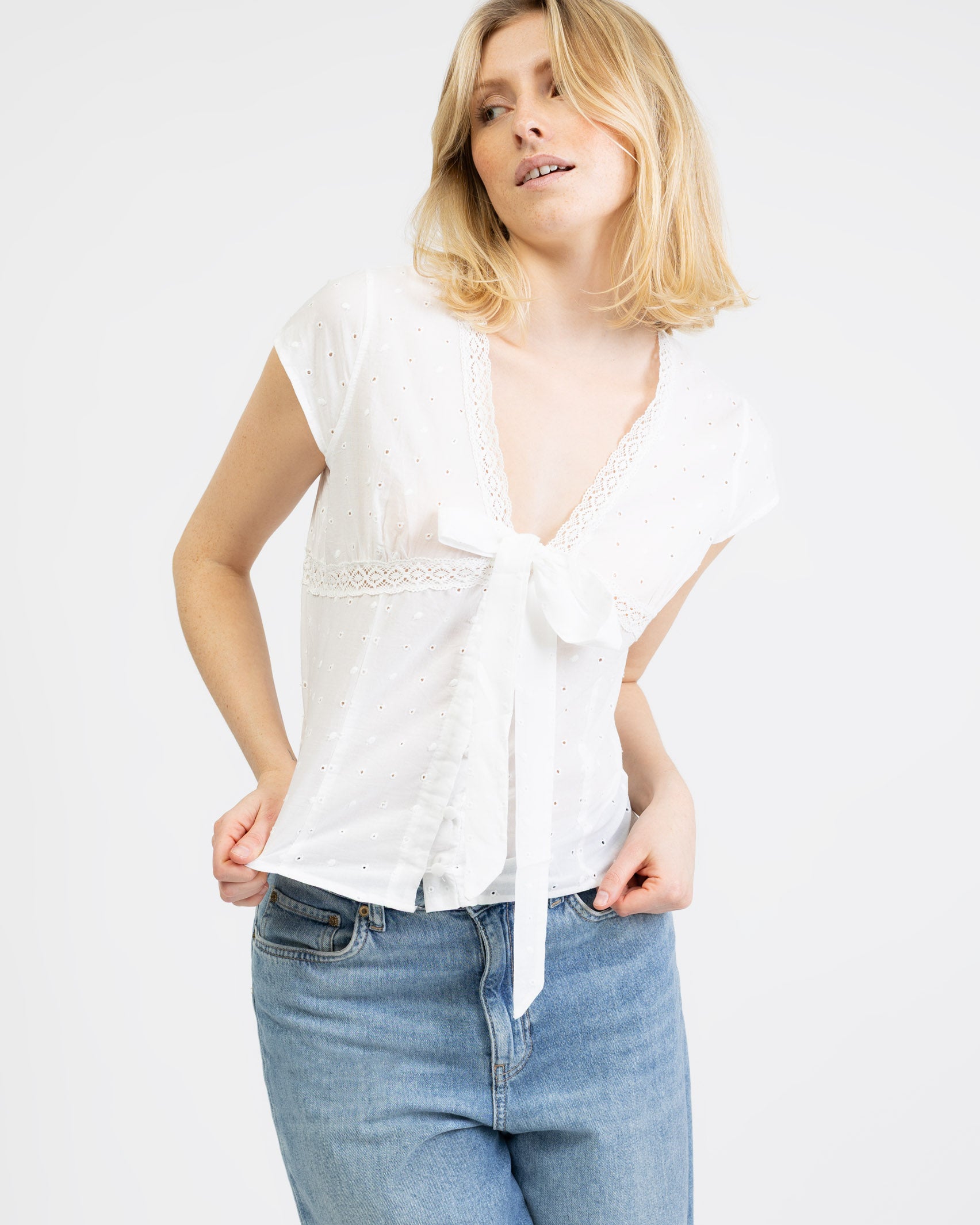 Spitzenbluse mit Bindedetail