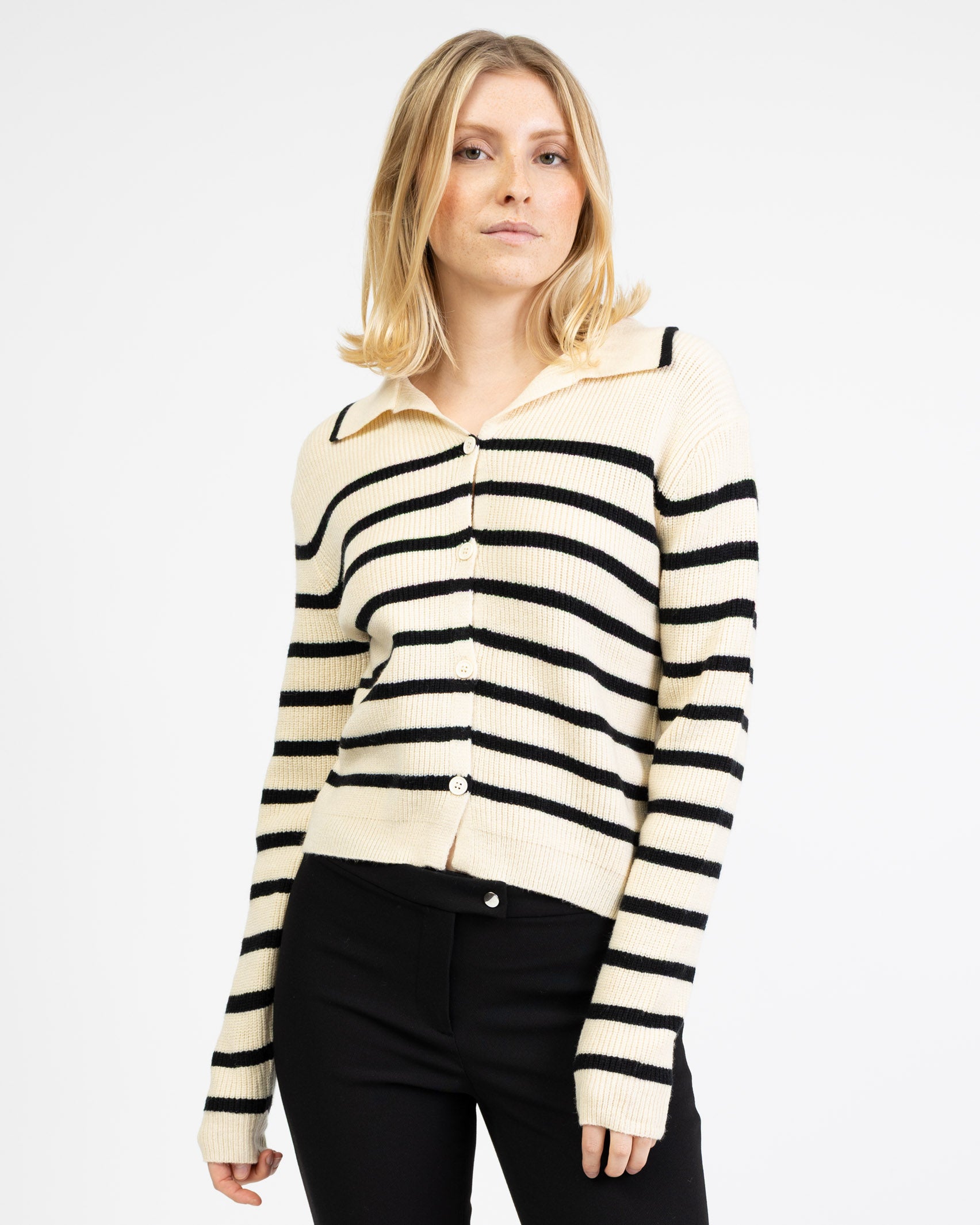 Gestreifte Strickjacke mit Kragen