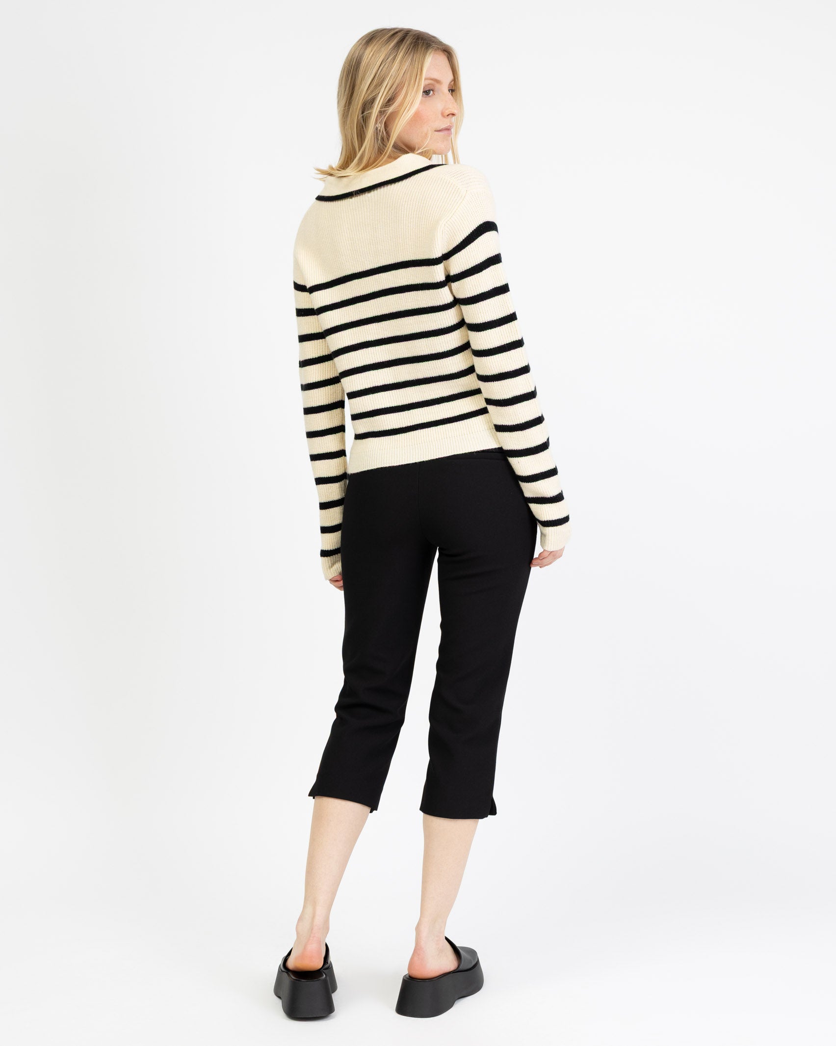 Gestreifte Strickjacke mit Kragen