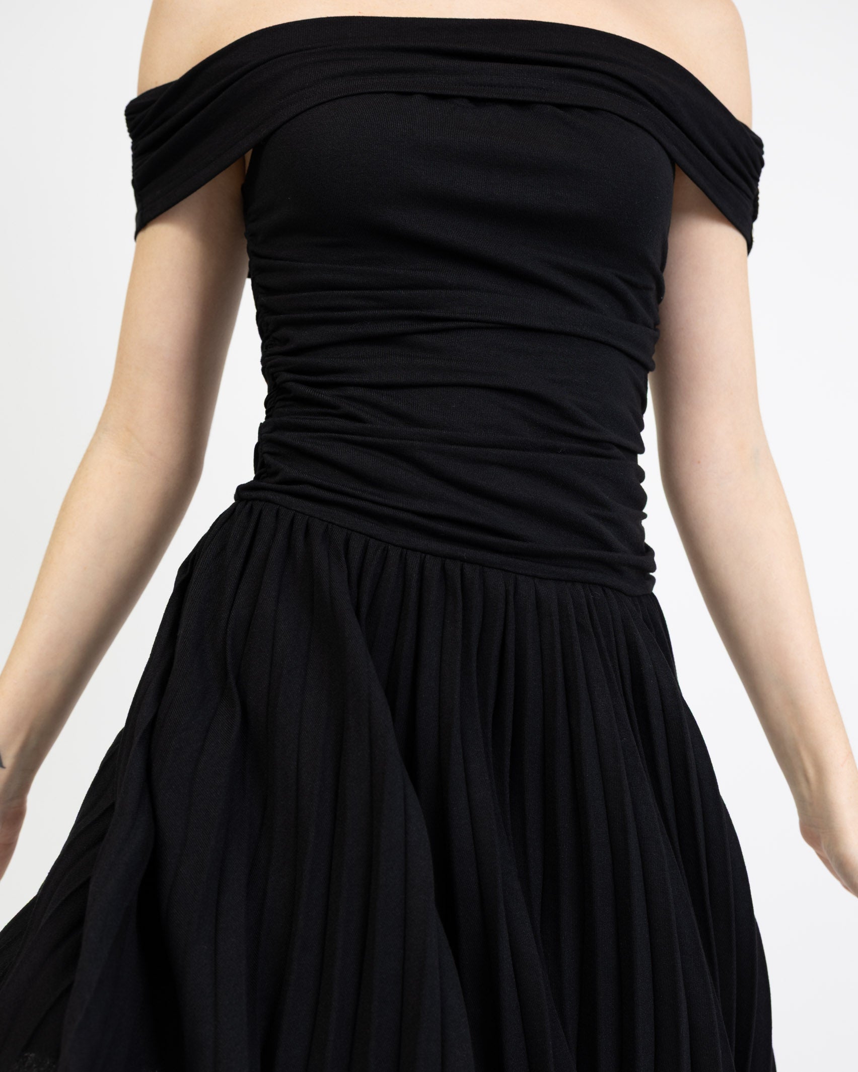 Schulterfreies Kleid mit Faltenrock