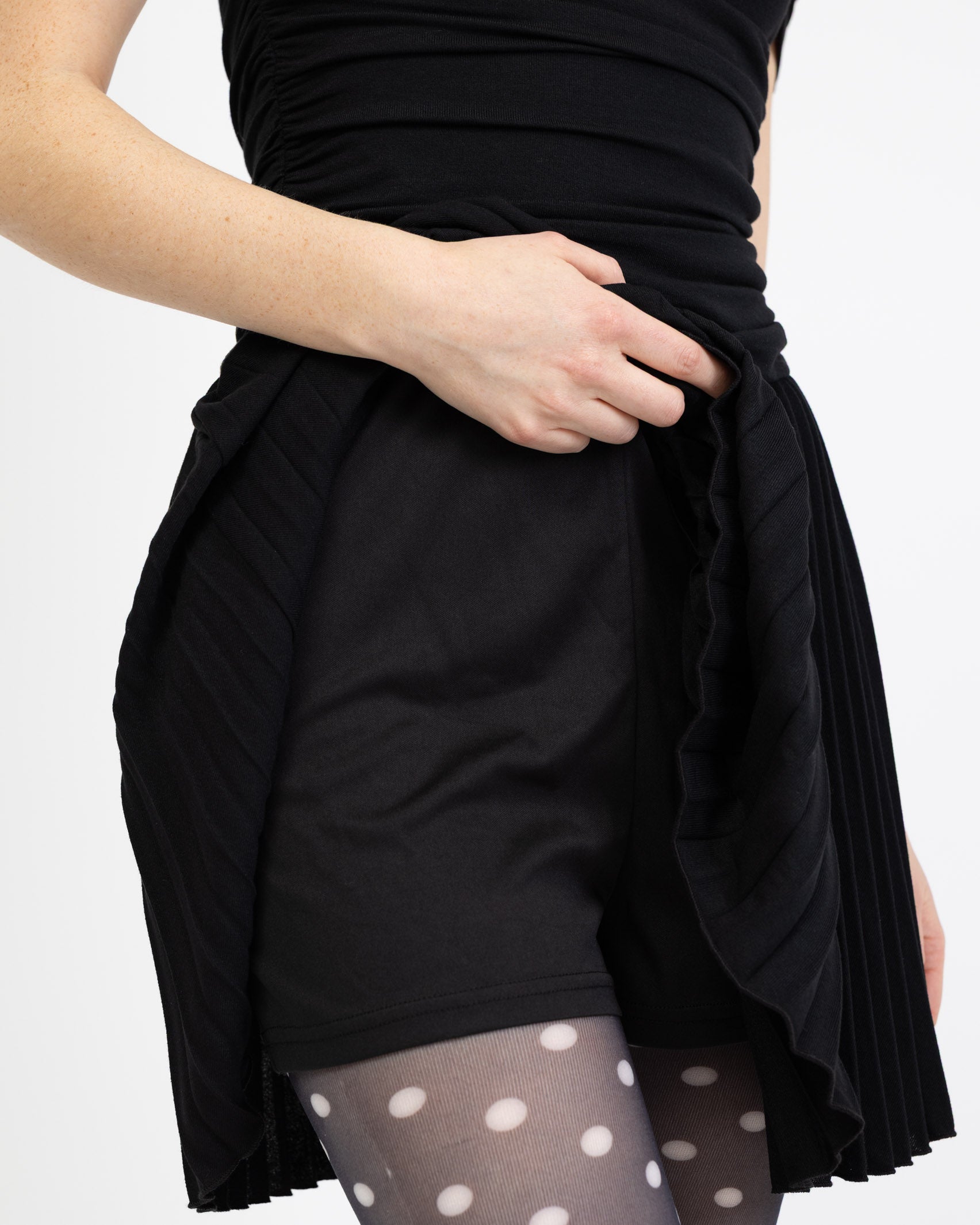 Schulterfreies Kleid mit Faltenrock