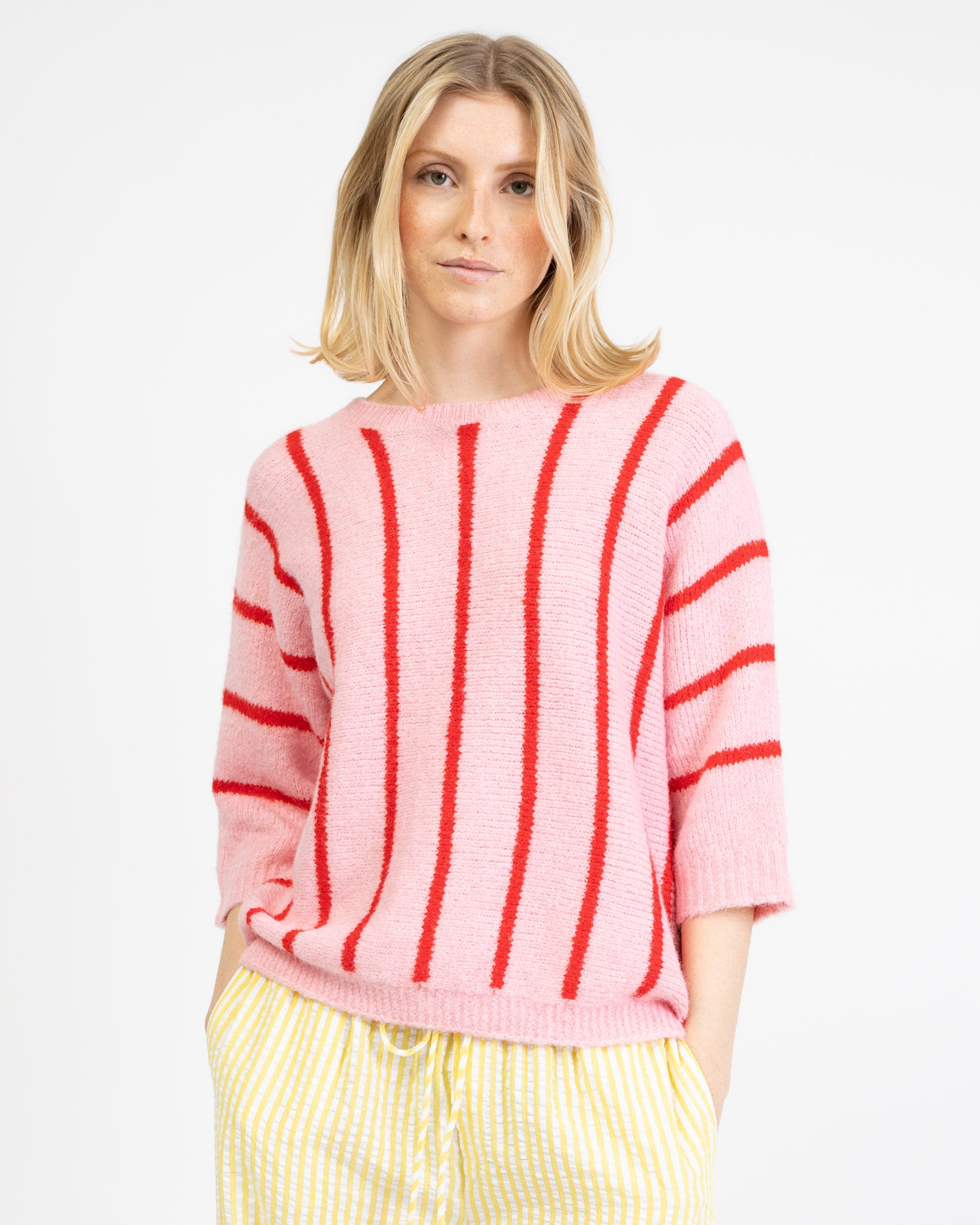 Farbenfroher, gestreifter Pullover