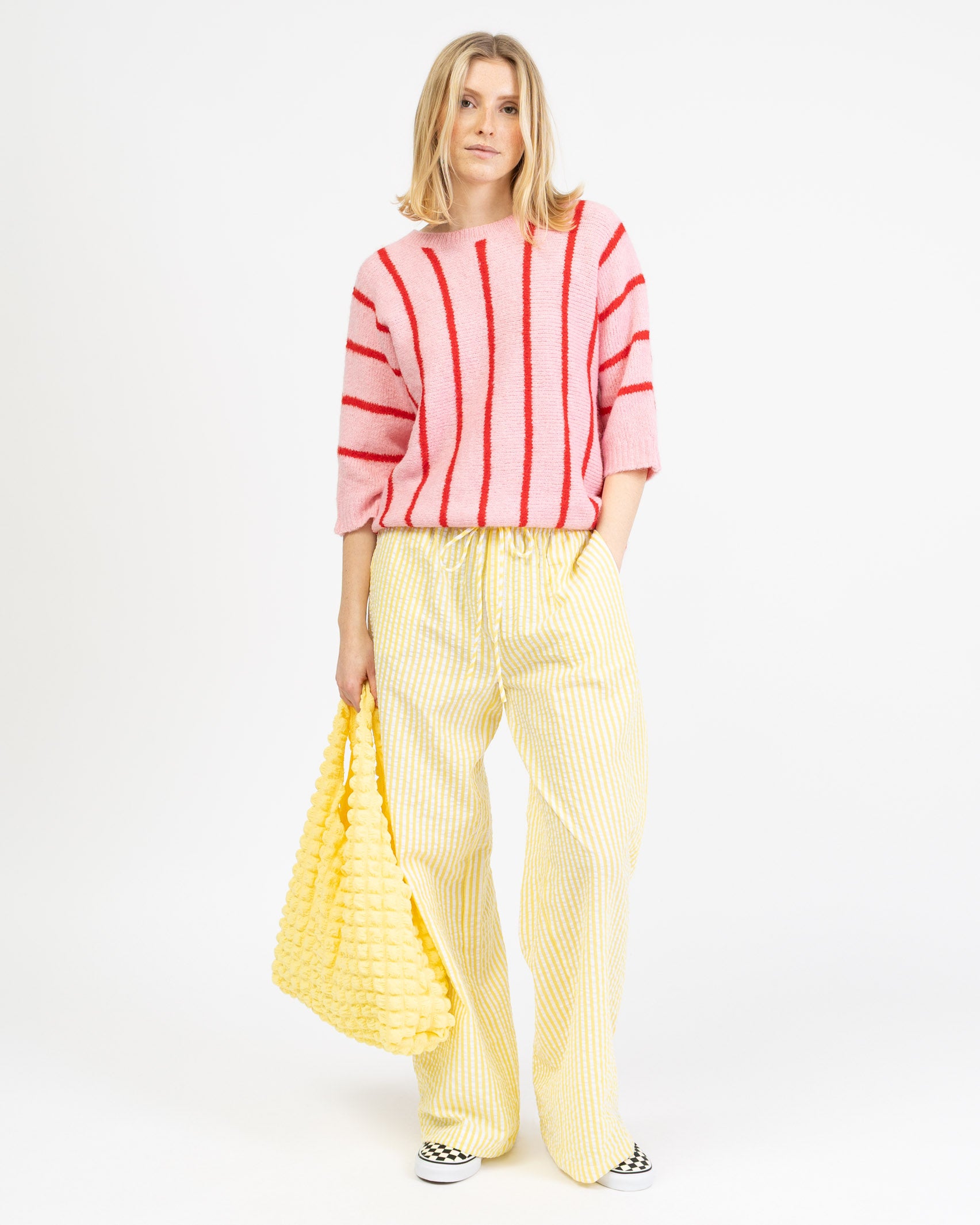 Farbenfroher, gestreifter Pullover