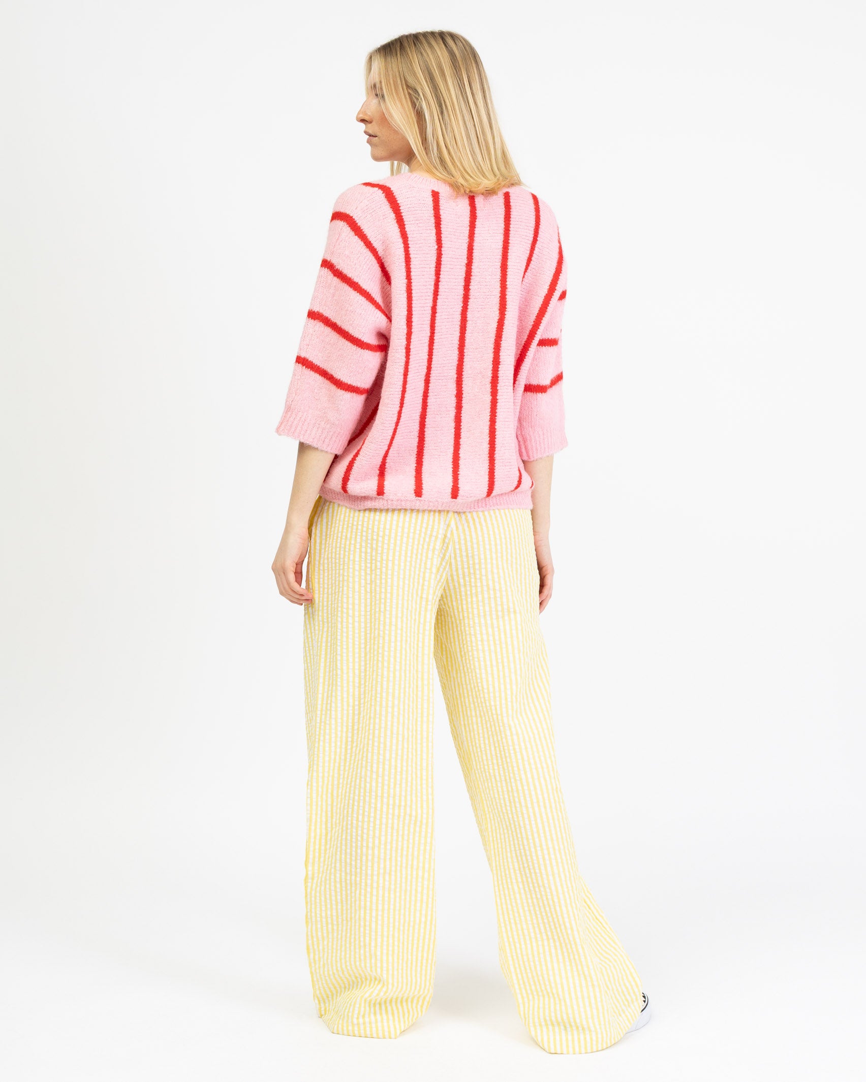 Farbenfroher, gestreifter Pullover