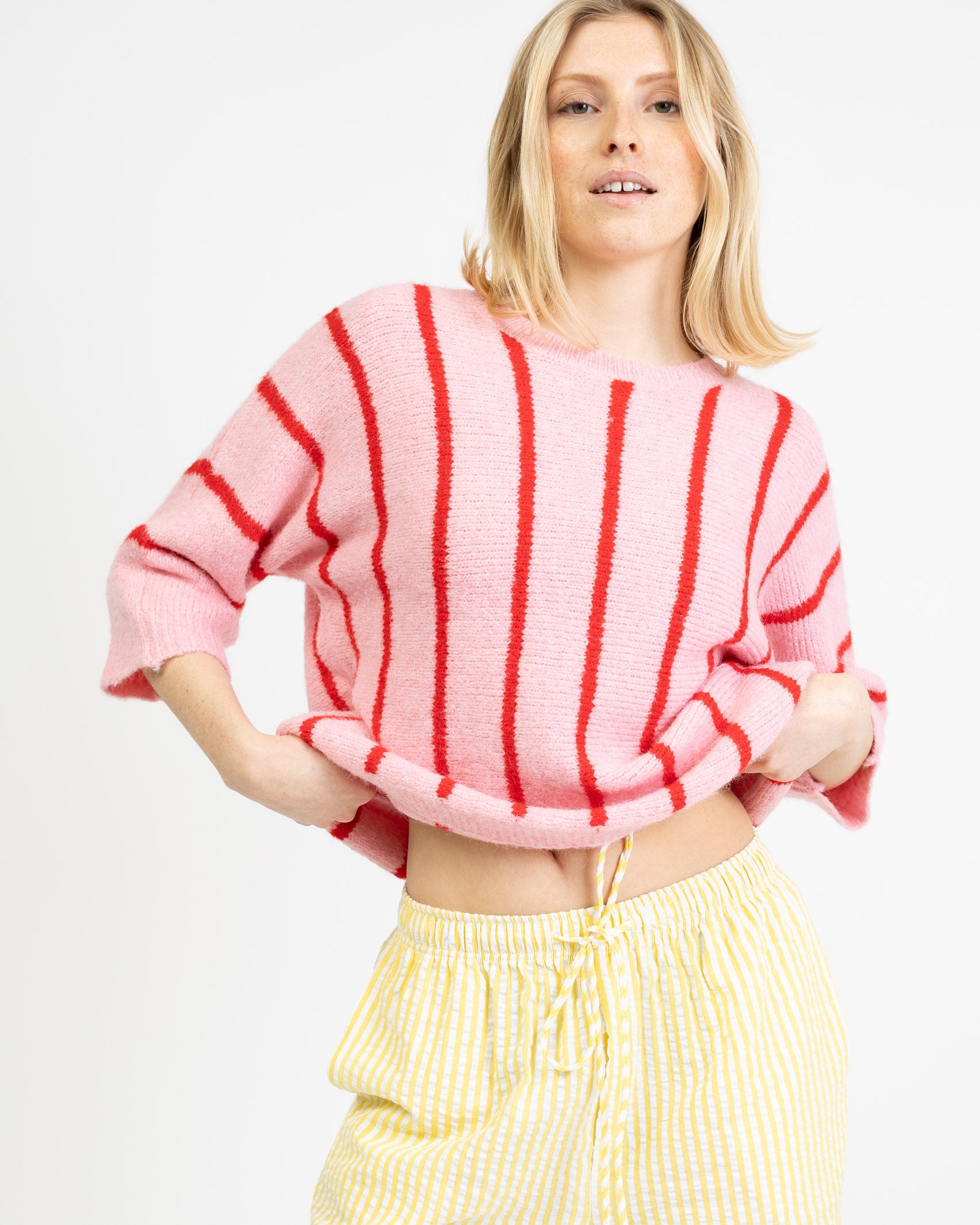 Farbenfroher, gestreifter Pullover