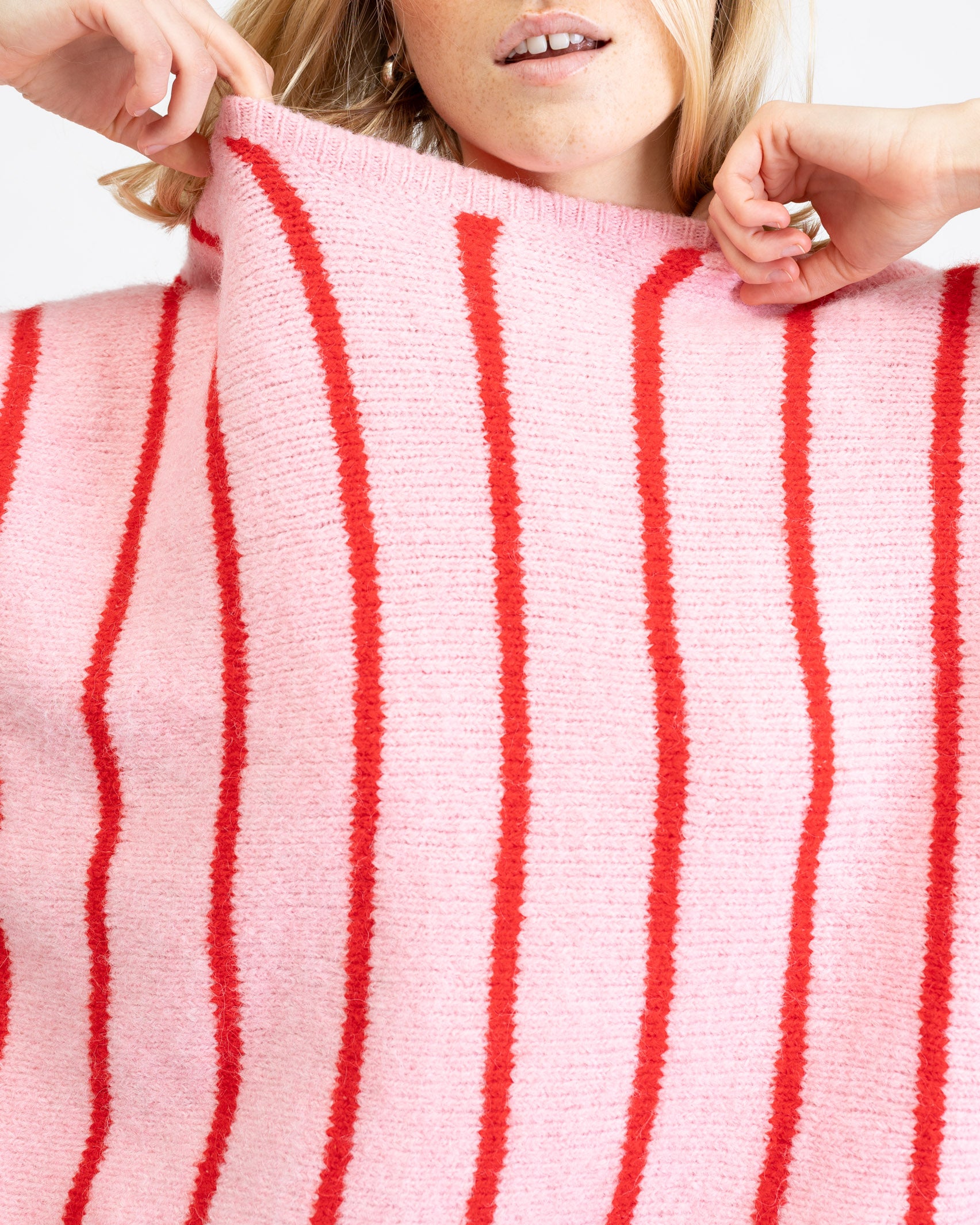 Farbenfroher, gestreifter Pullover