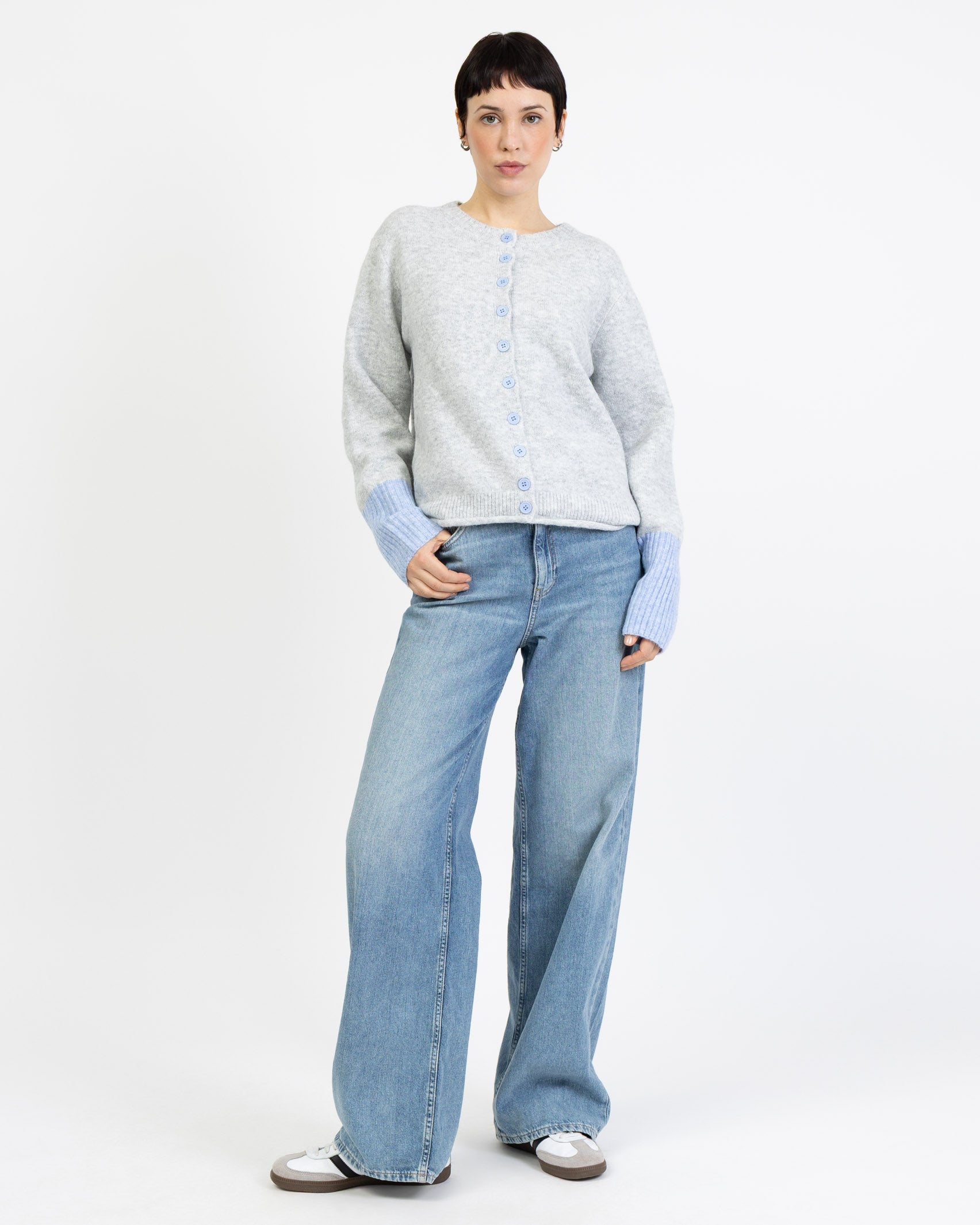 Strickjacke mit abgesetzten Ärmeln