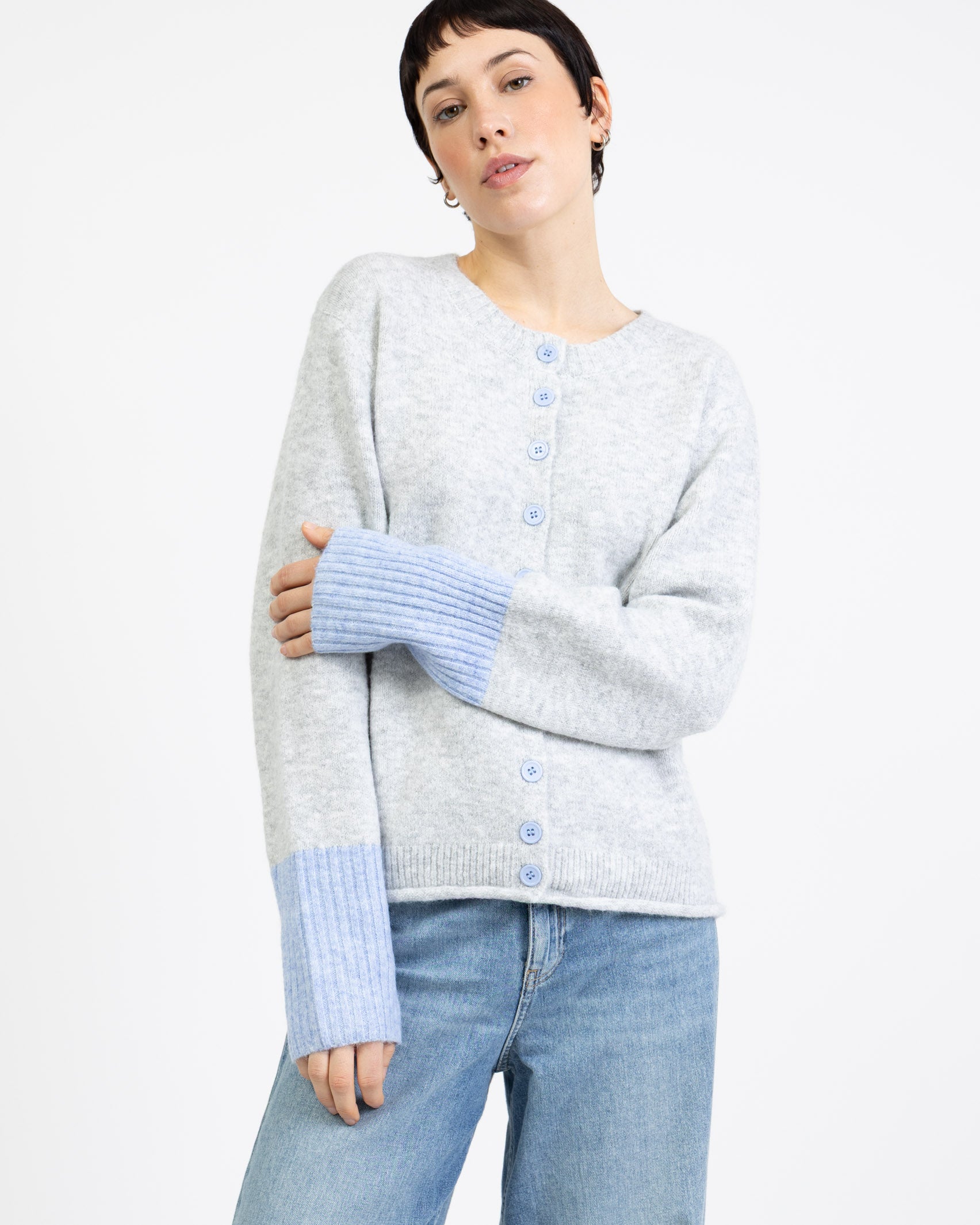 Strickjacke mit abgesetzten Ärmeln