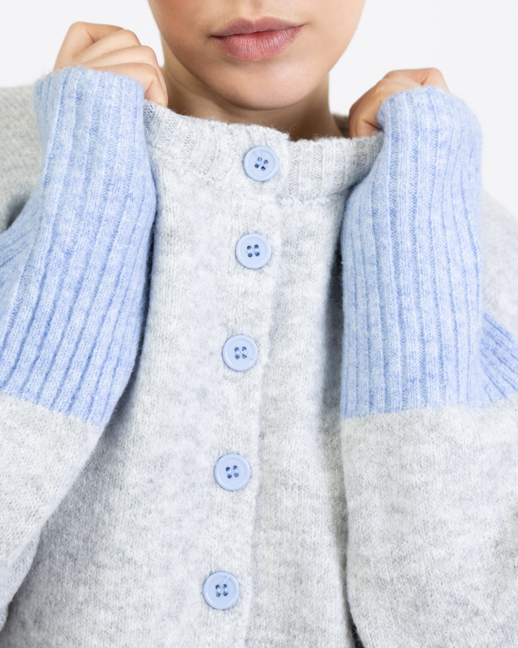 Strickjacke mit abgesetzten Ärmeln