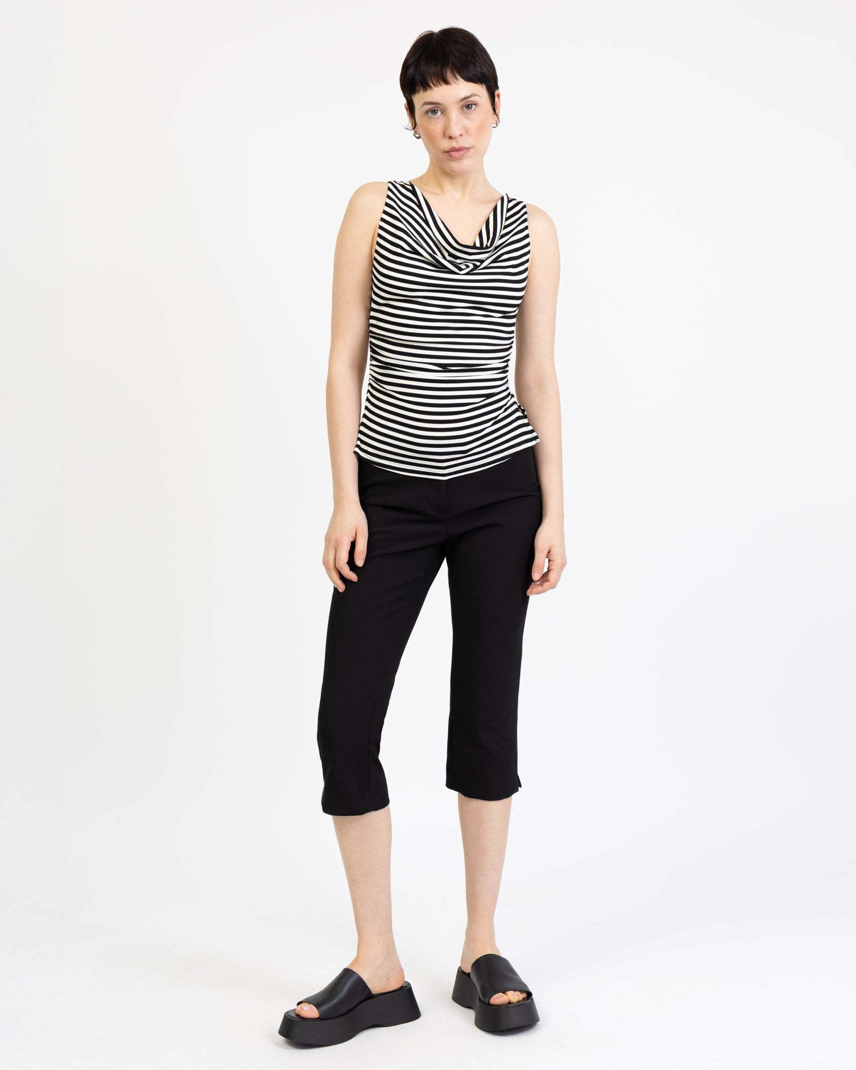 Gestreiftes Top mit Wasserfallausschnitt