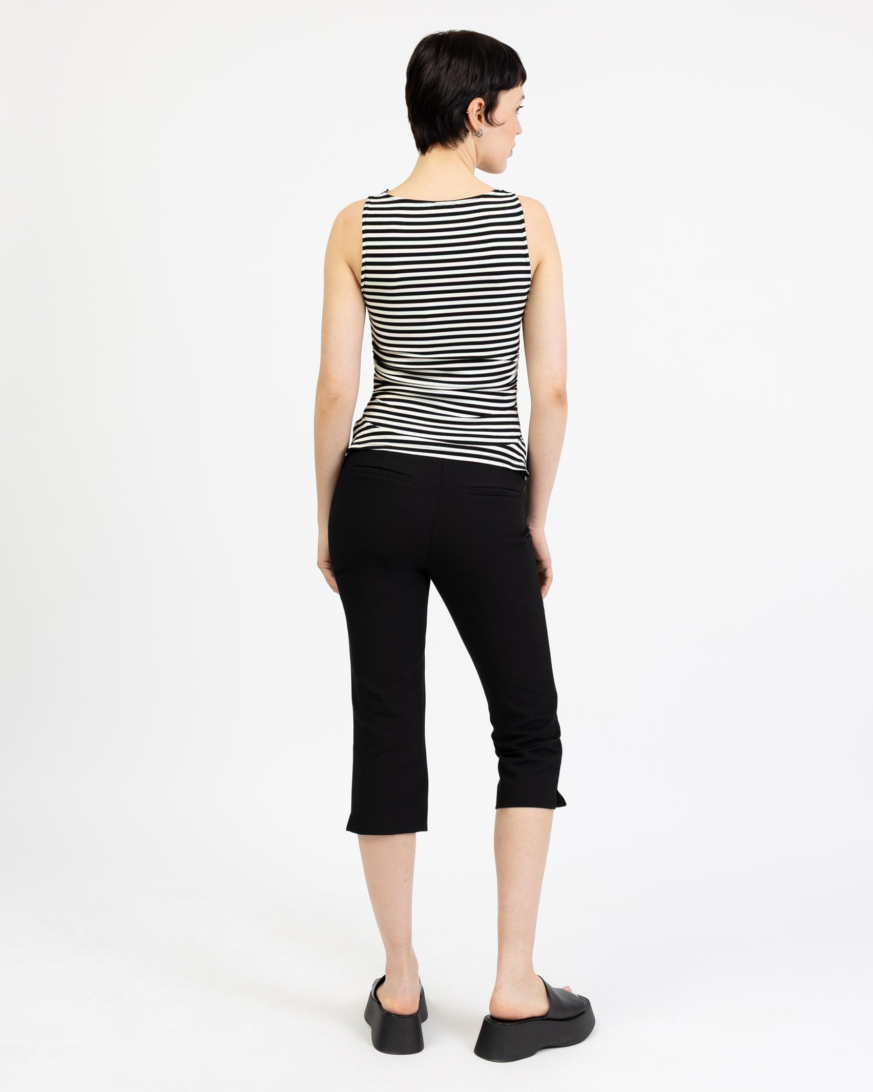 Gestreiftes Top mit Wasserfallausschnitt