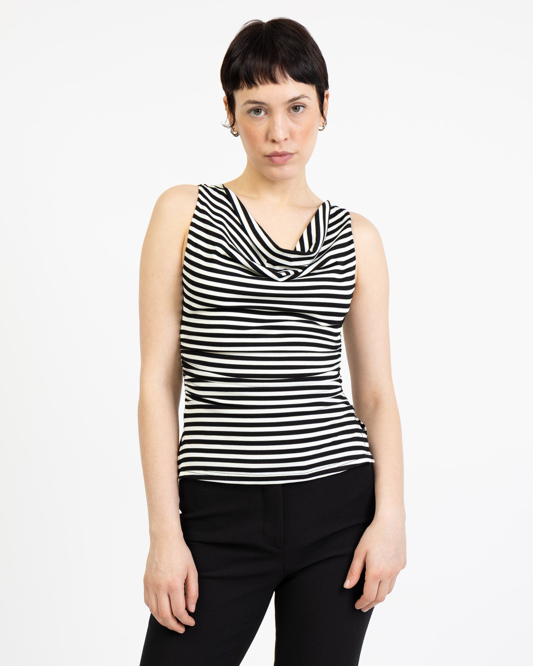 Gestreiftes Top mit Wasserfallausschnitt