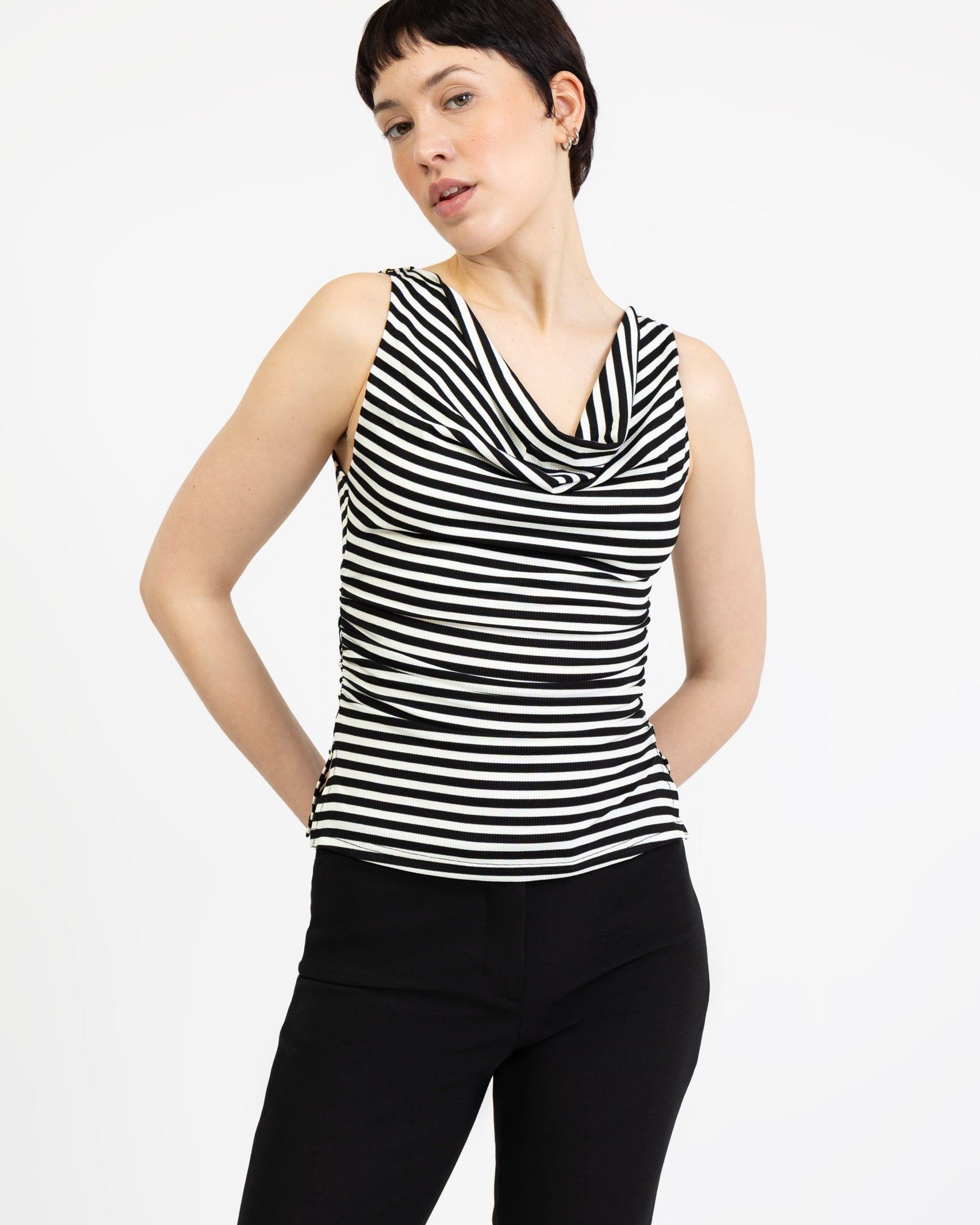 Gestreiftes Top mit Wasserfallausschnitt