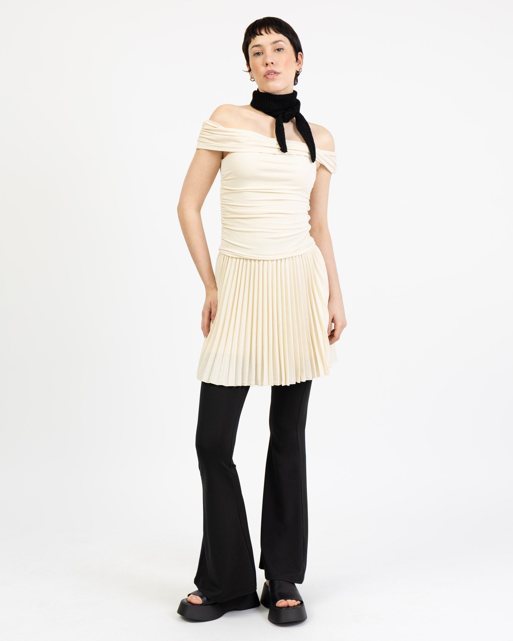 Schulterfreies Kleid mit Faltenrock