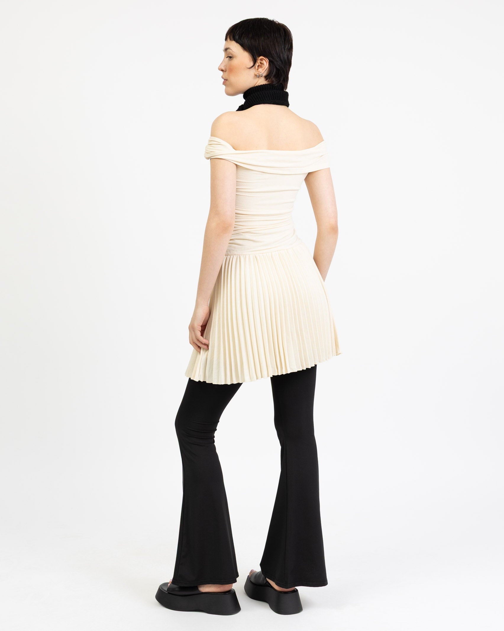 Schulterfreies Kleid mit Faltenrock