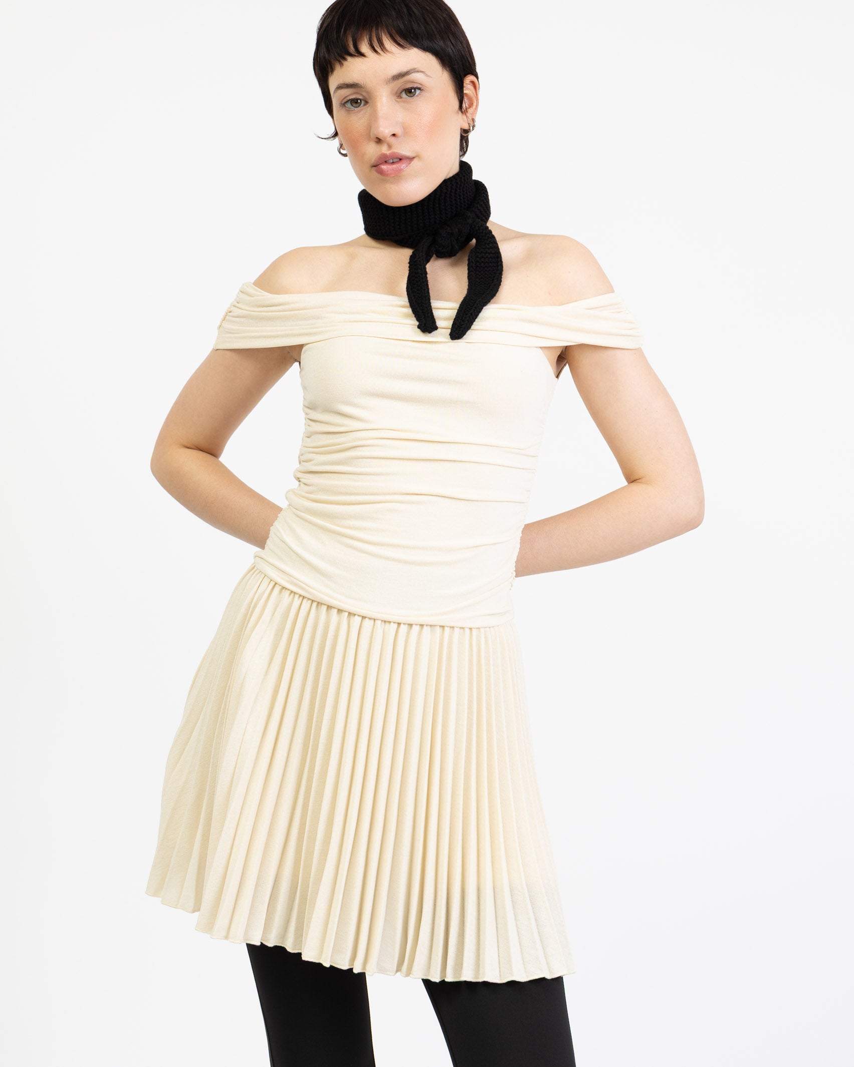 Schulterfreies Kleid mit Faltenrock