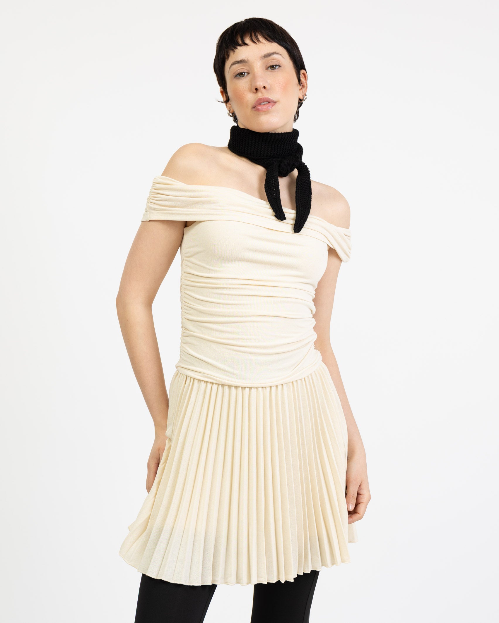 Schulterfreies Kleid mit Faltenrock