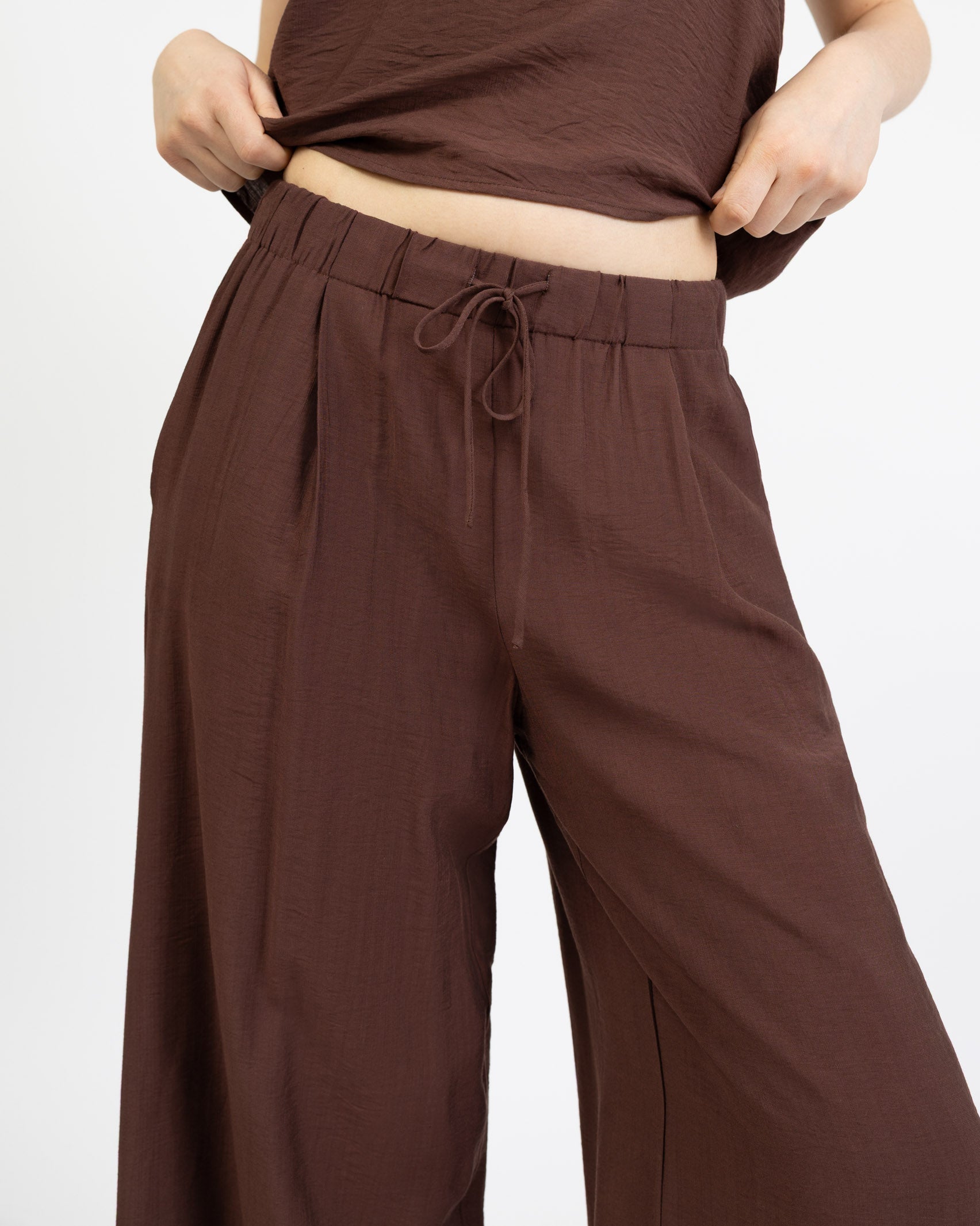 Lockere Stoffhose mit weitem Bein