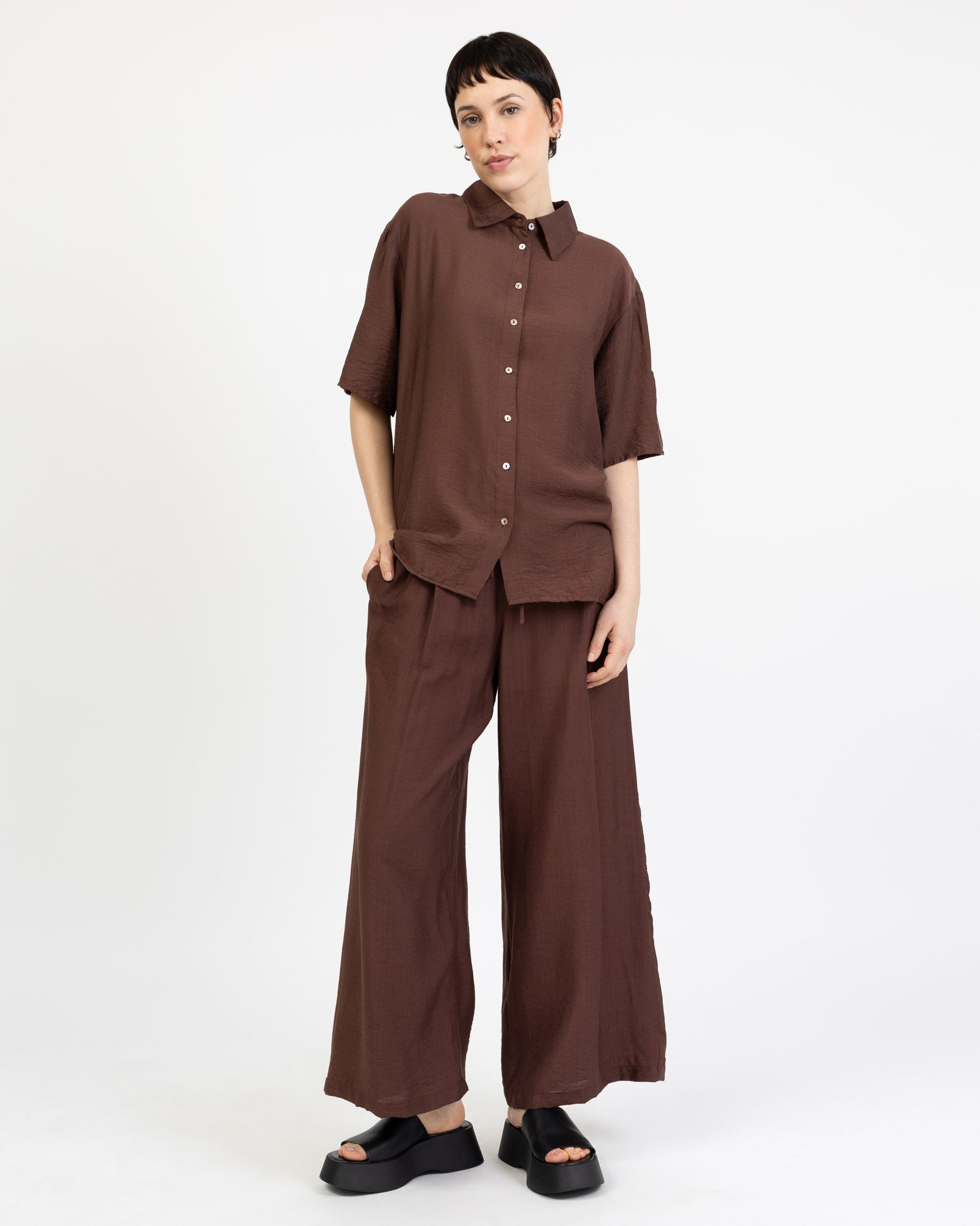 Lockere Stoffhose mit weitem Bein