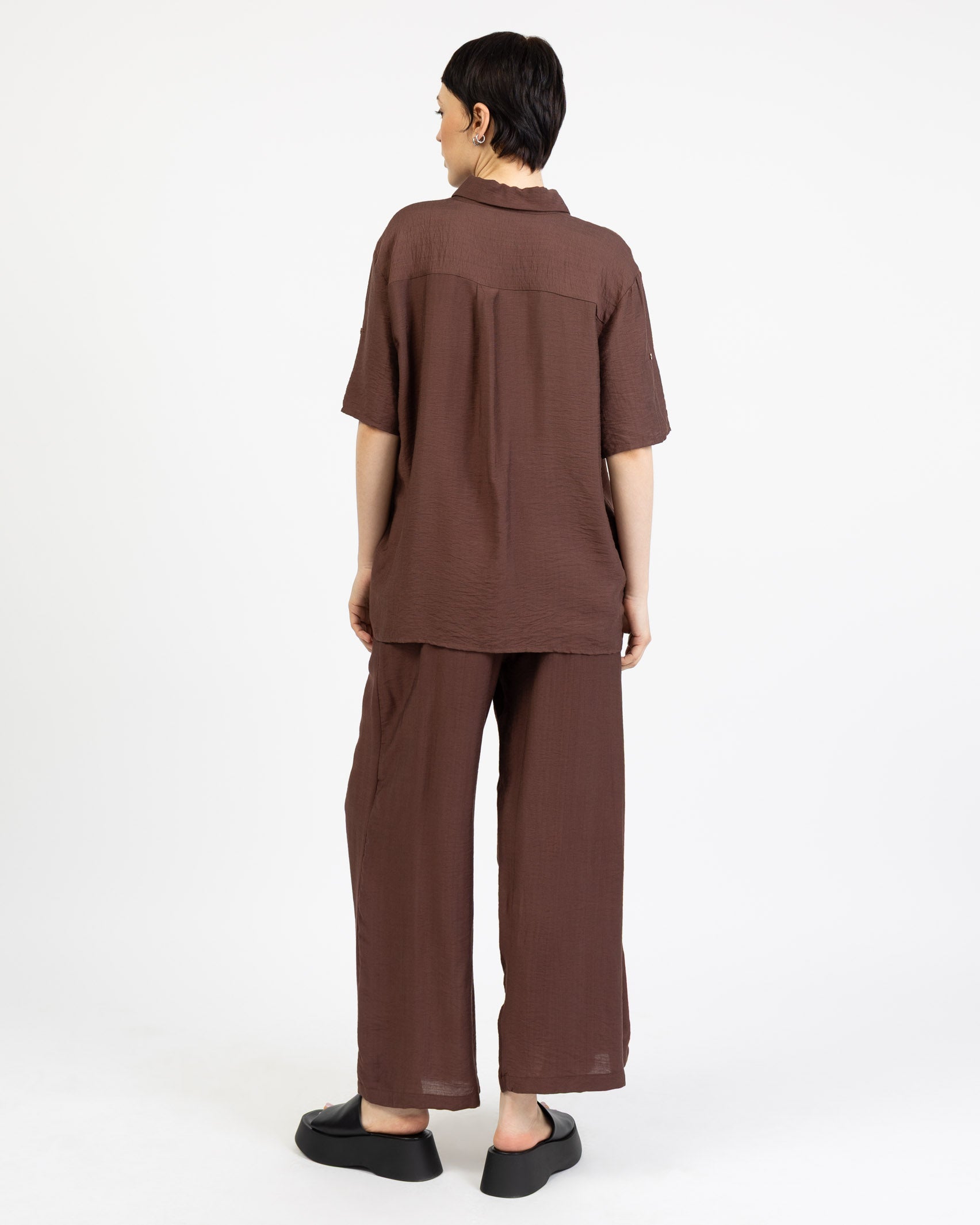 Lockere Stoffhose mit weitem Bein