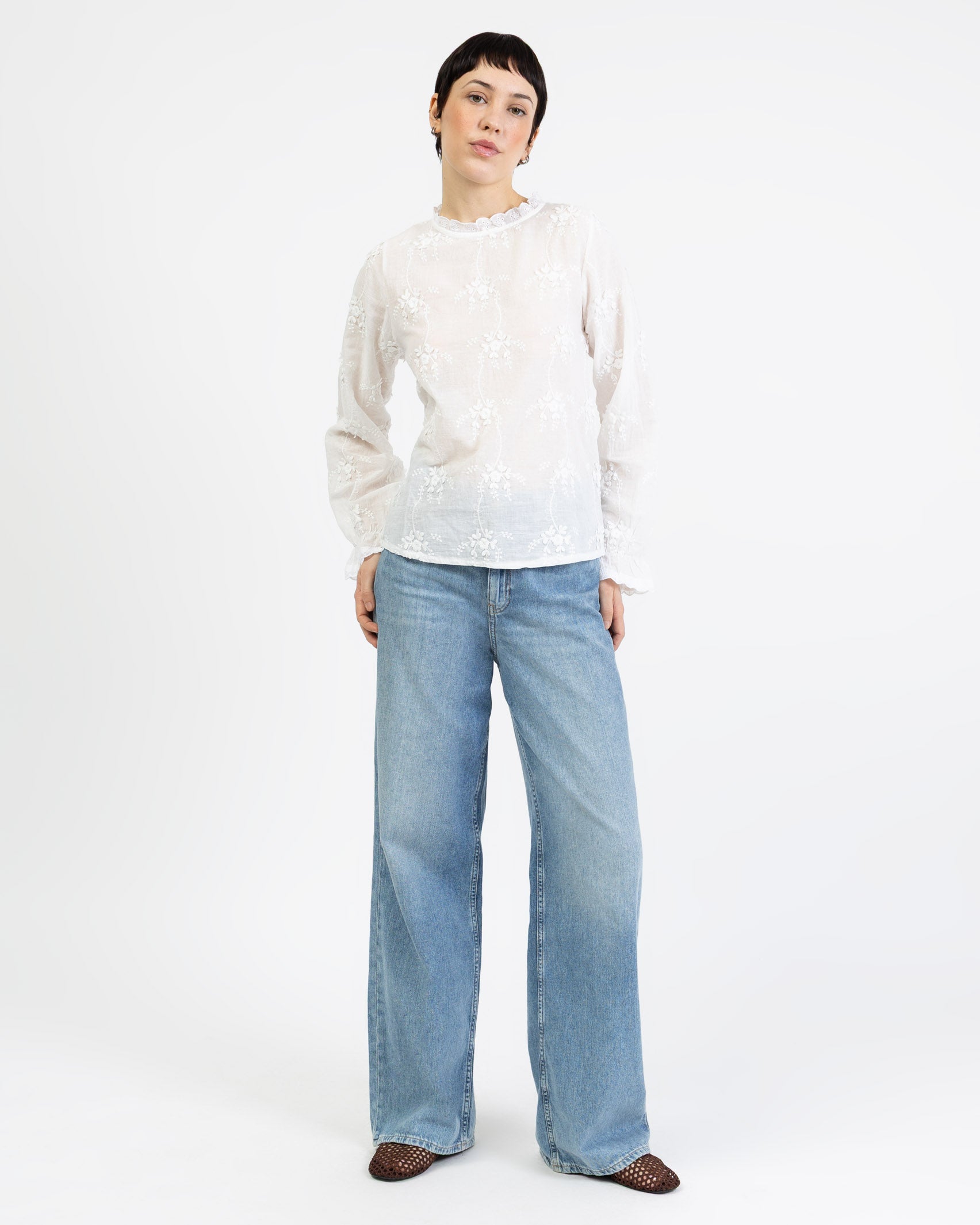 Sommerliche Bluse mit Blumestickerei