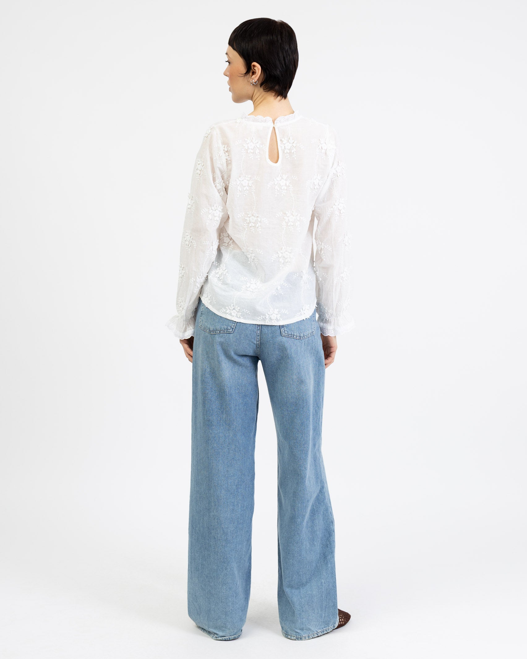 Sommerliche Bluse mit Blumestickerei