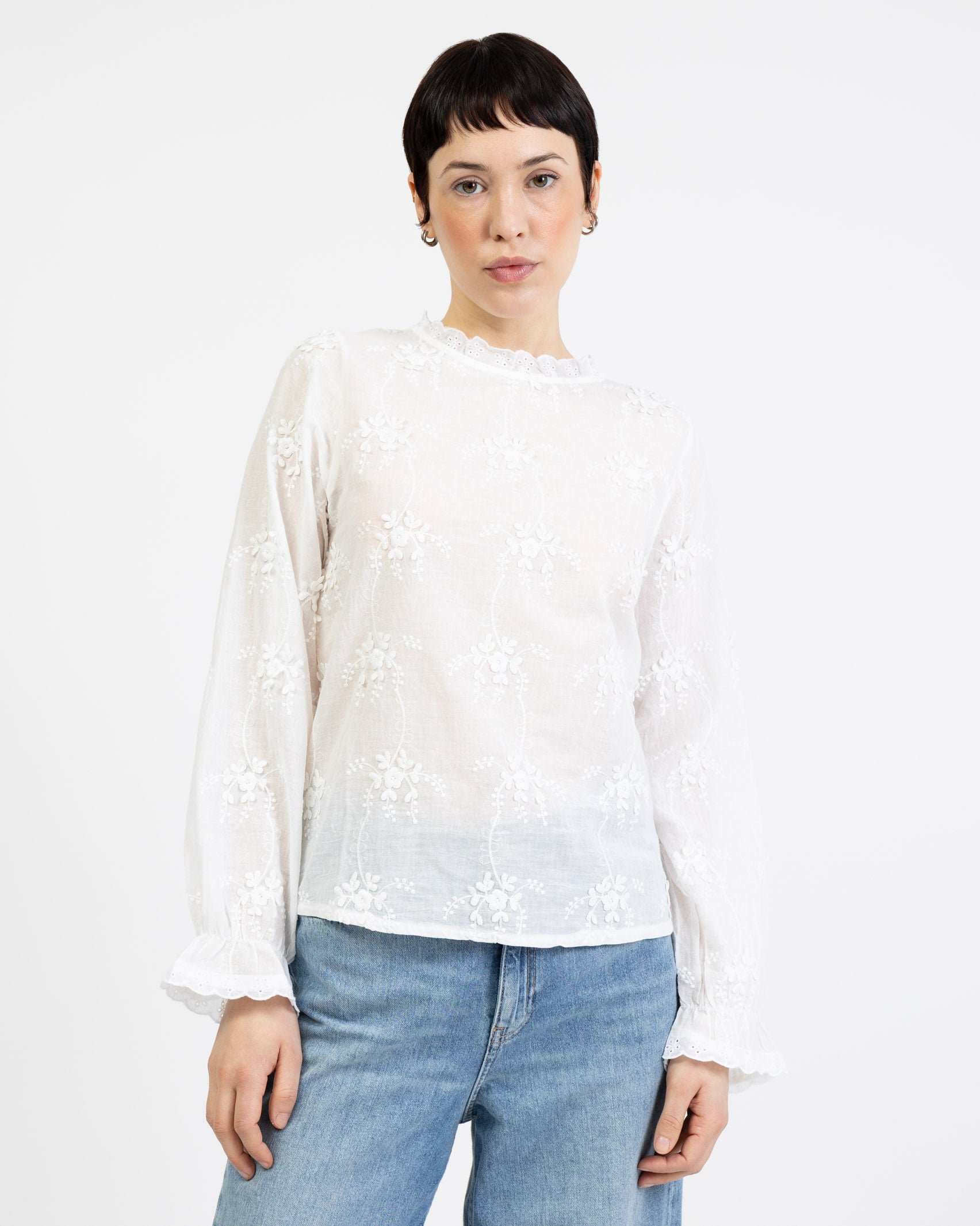 Sommerliche Bluse mit Blumestickerei