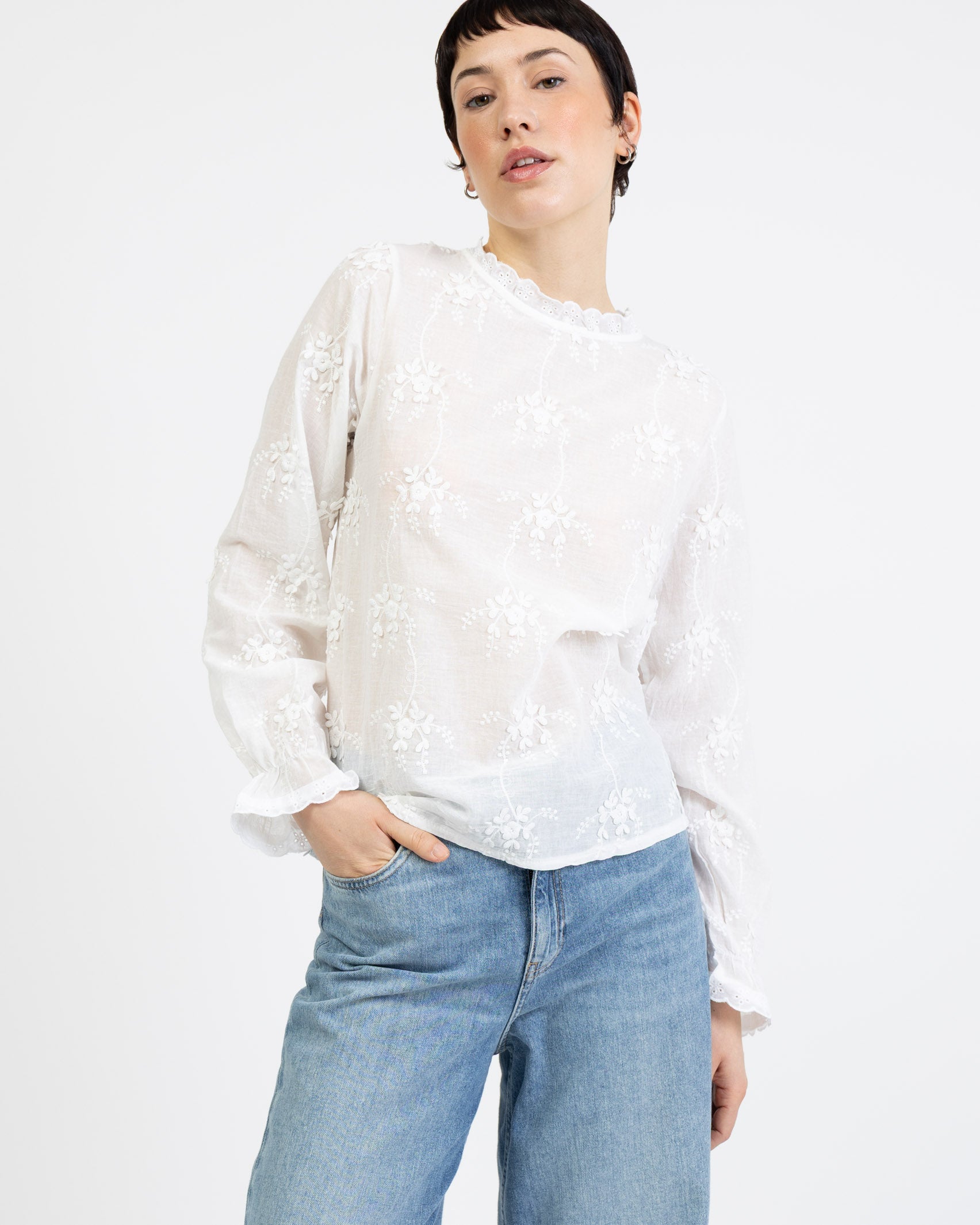 Sommerliche Bluse mit Blumestickerei