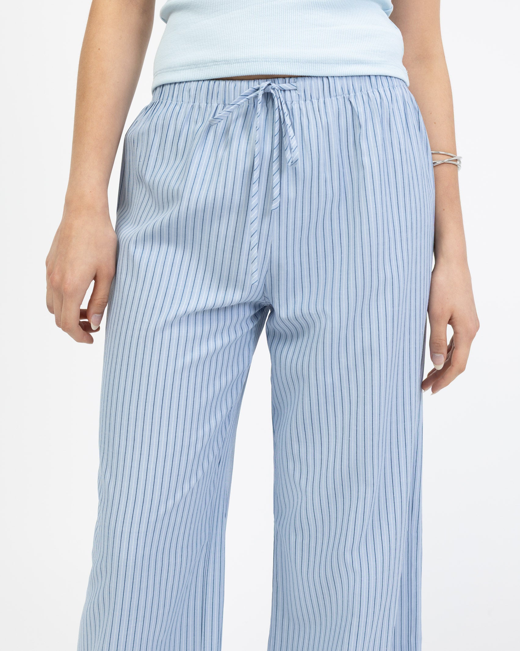 Gestreifte Hose mit Bindebändern