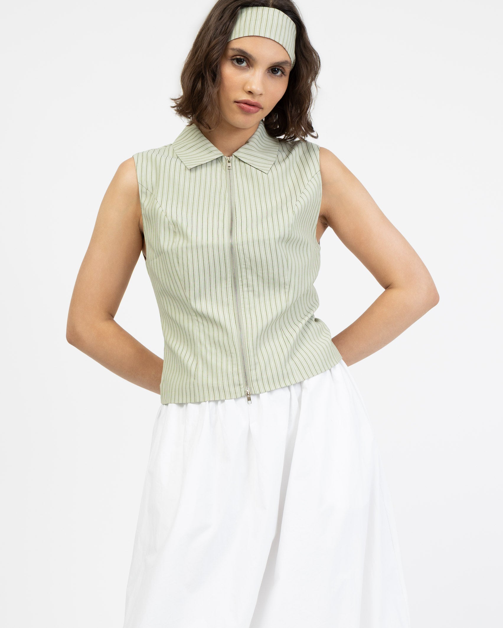 Gestreifte Kurzarmbluse mit Reißverschluss