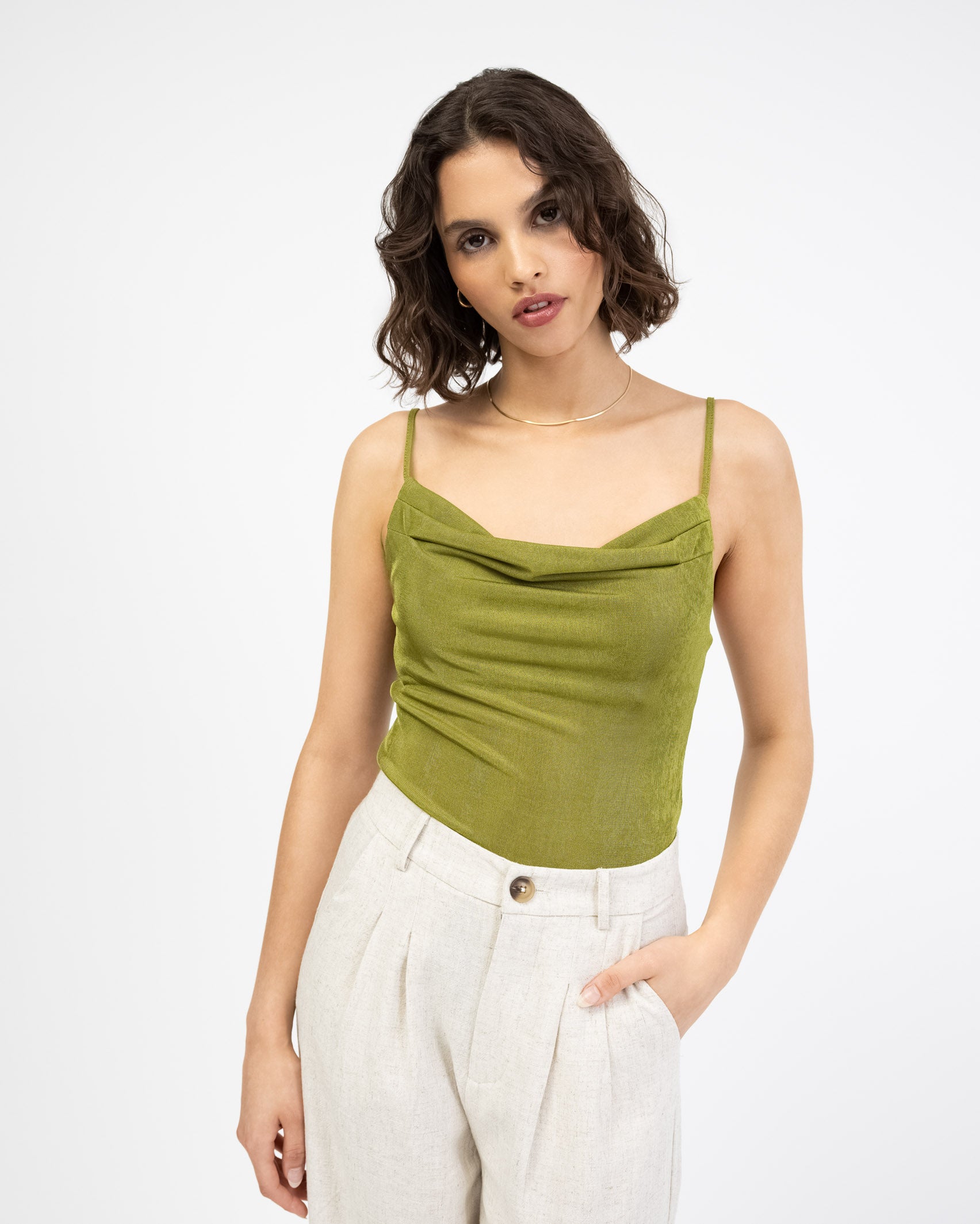 Schimmernder Trägerbody mit Wasserfallausschnitt