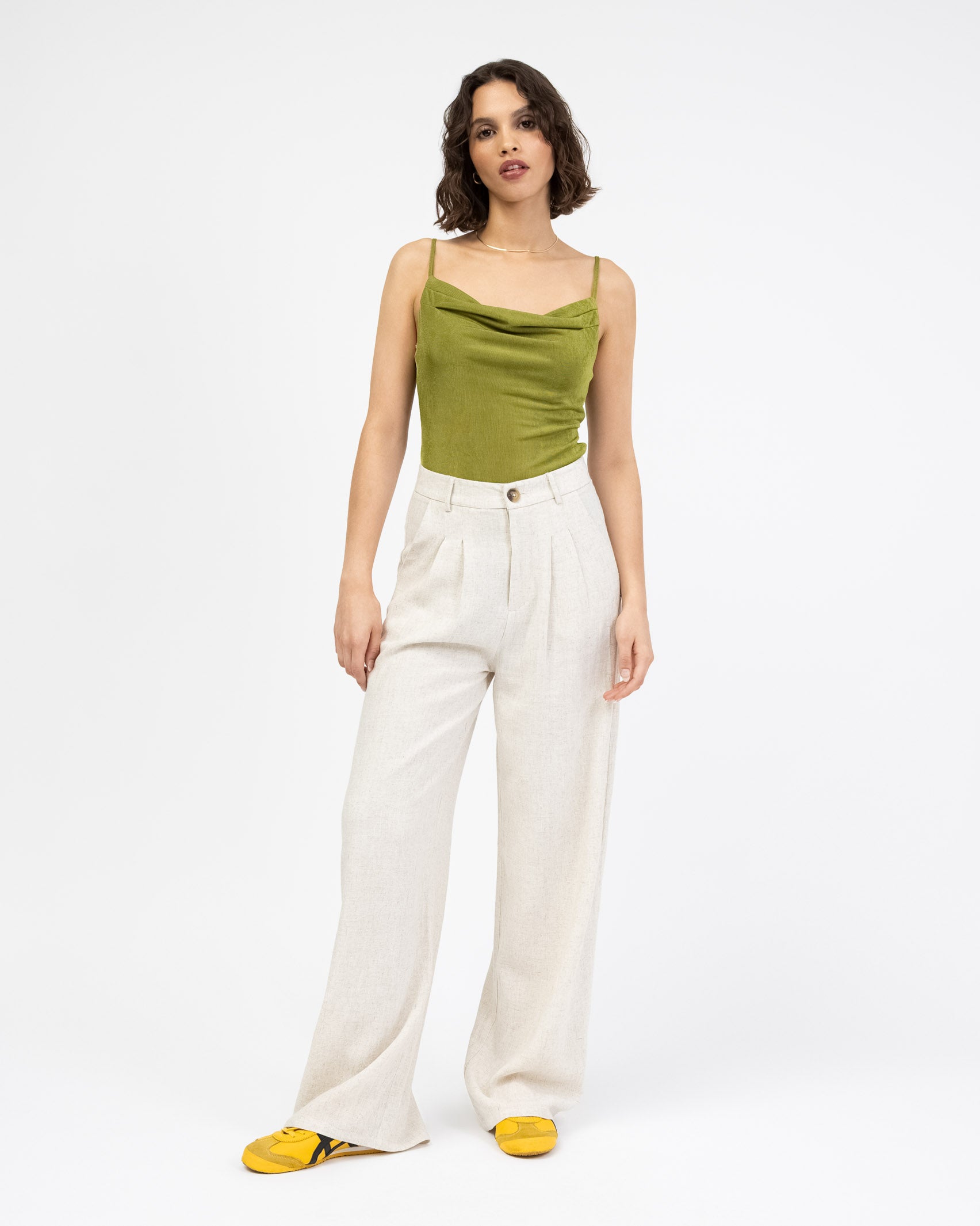 Schimmernder Trägerbody mit Wasserfallausschnitt