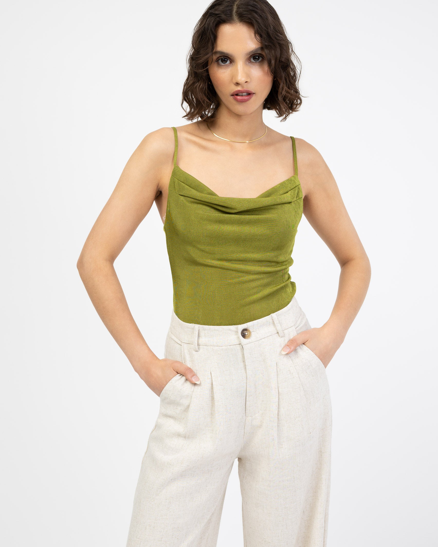 Schimmernder Trägerbody mit Wasserfallausschnitt