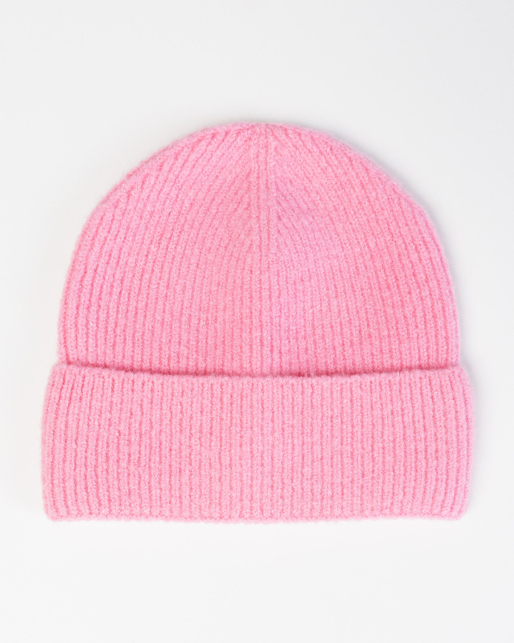 Weiche Strickmütze liegend