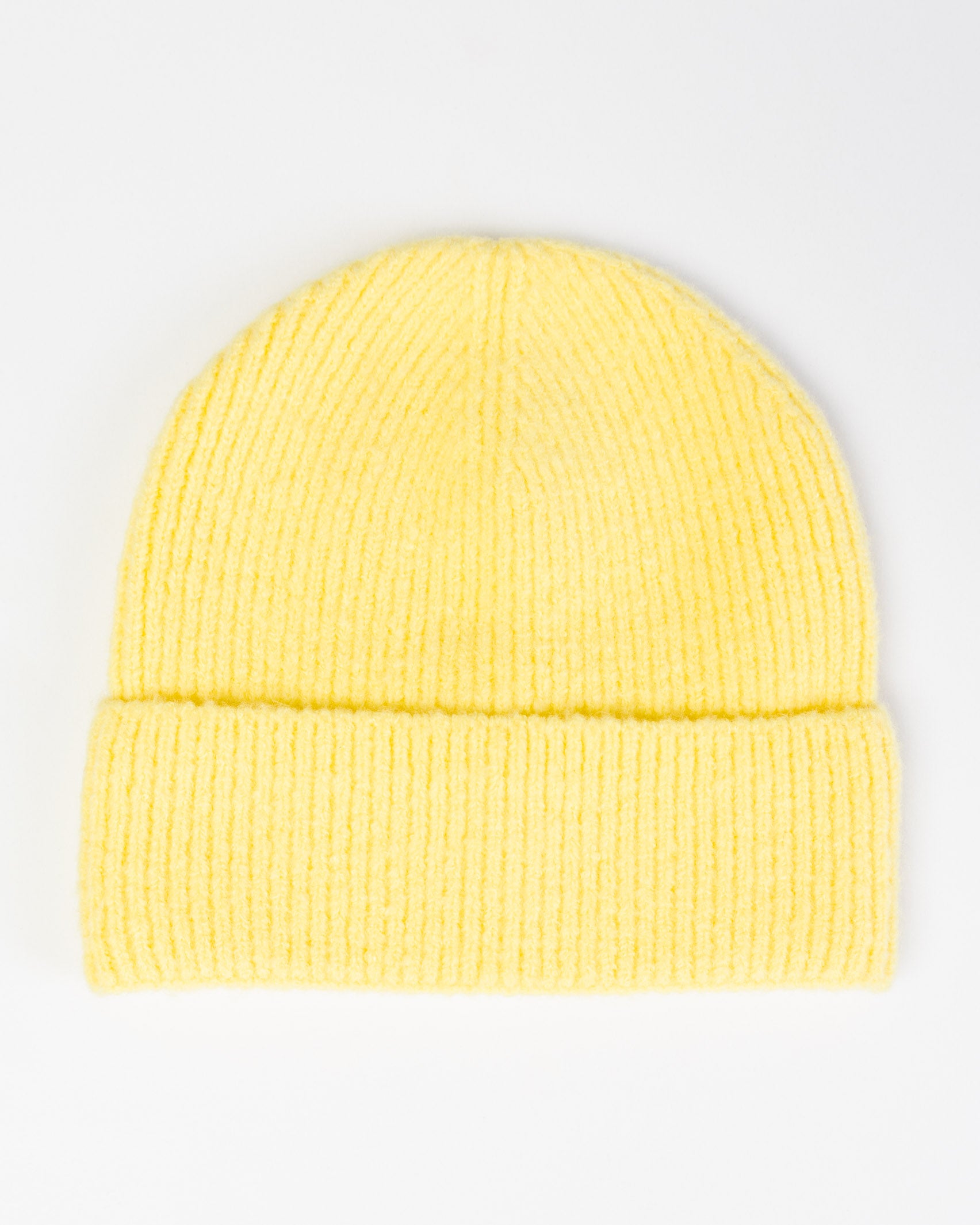 Weiche Strickmütze liegend