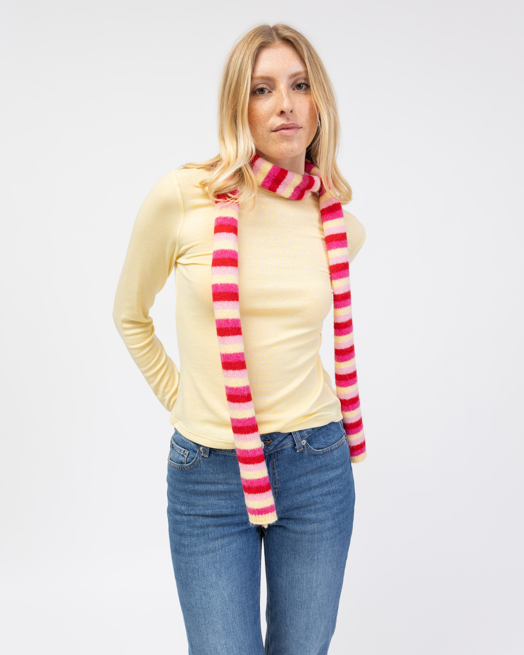 Gestreifter Schal mit hellen Farben von vorne