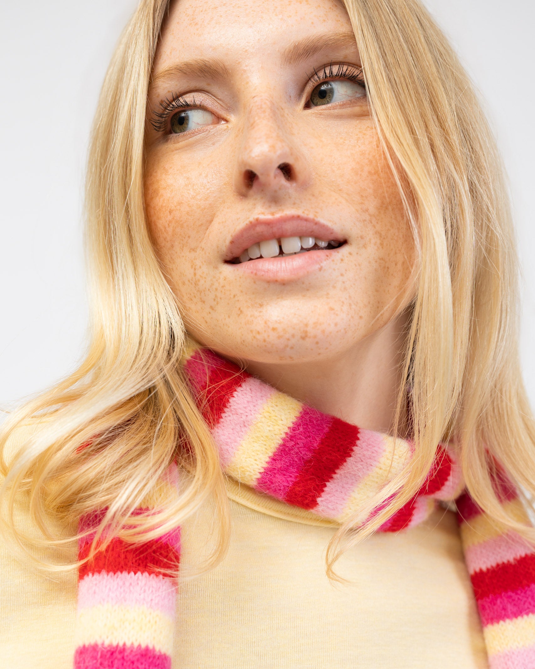 Gestreifter Schal mit hellen Farben im Detail