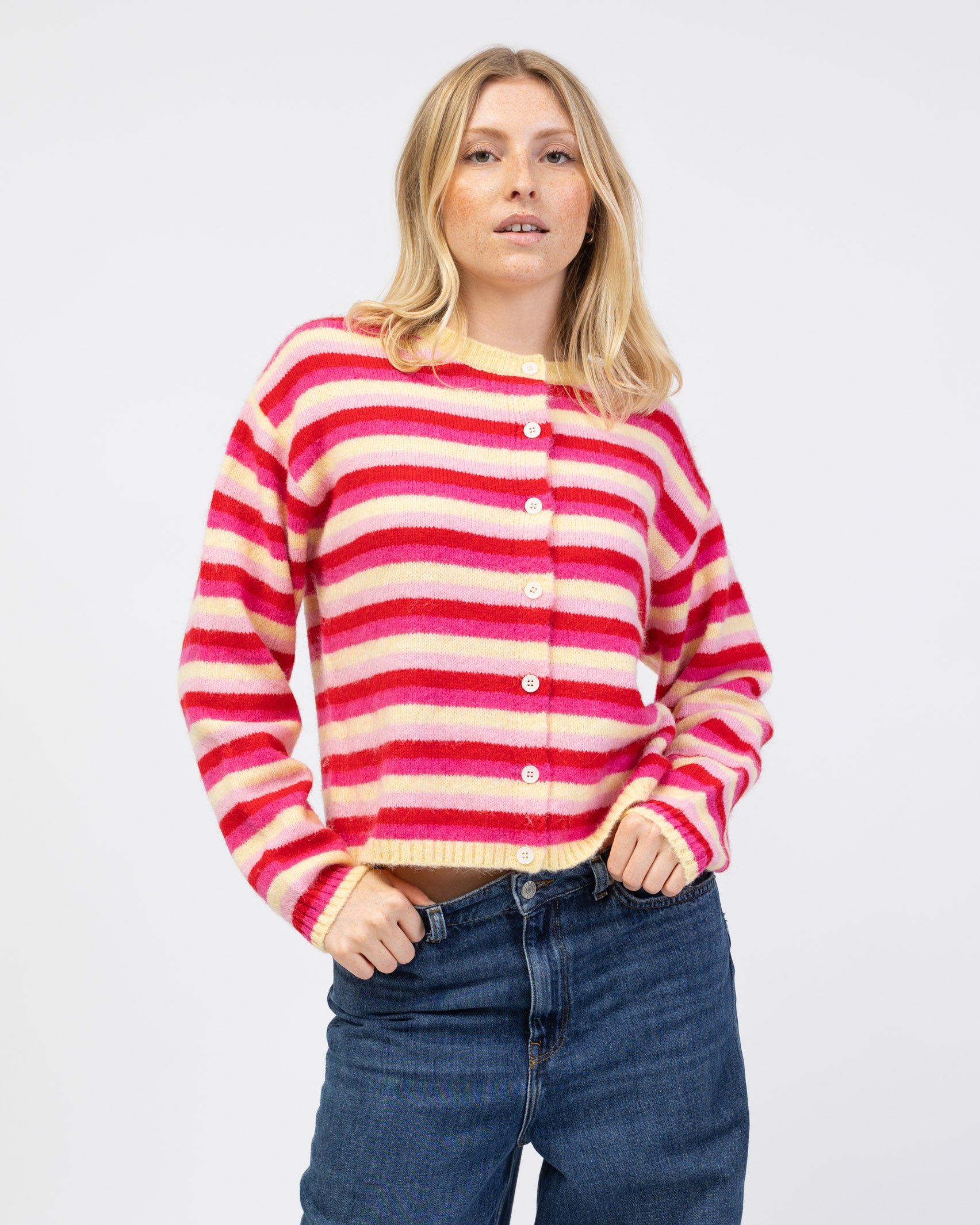 Gestreifte Strickjacke mit Rundhalsausschnitt von vorne