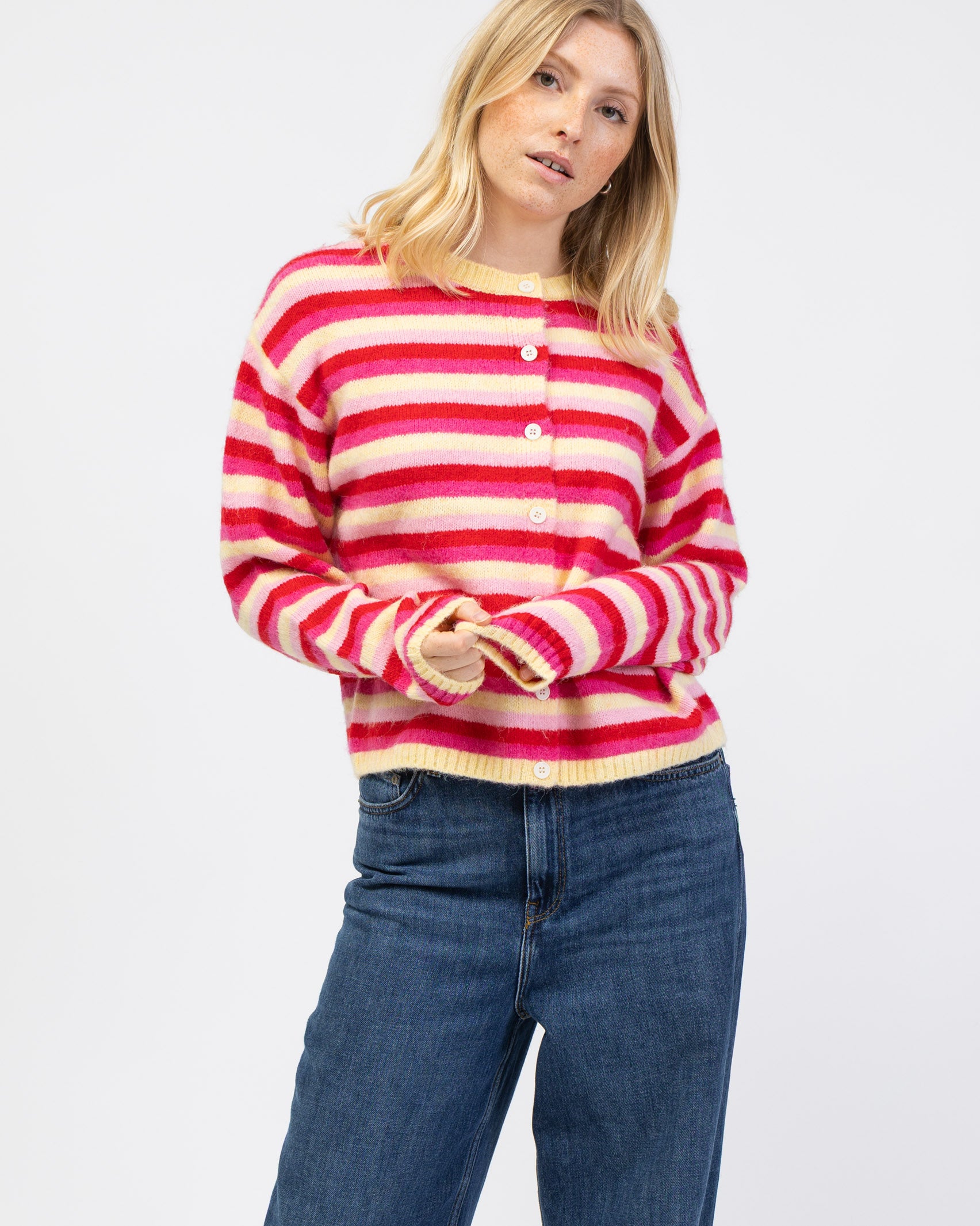 Gestreifte Strickjacke mit Rundhalsausschnitt von vorne