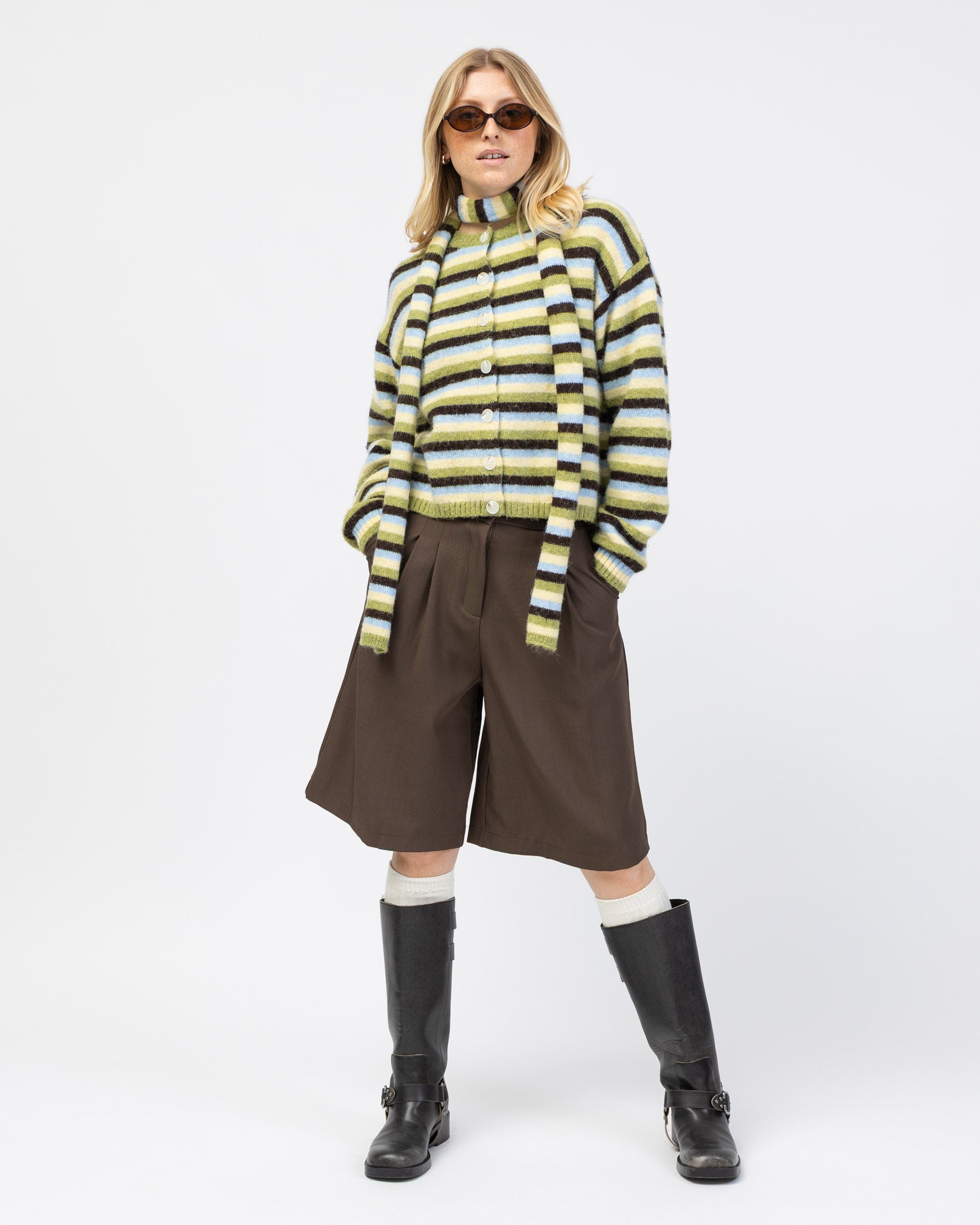 Gestreifte Strickjacke mit Rundhalsausschnitt in Kombination mit brauner Shorts