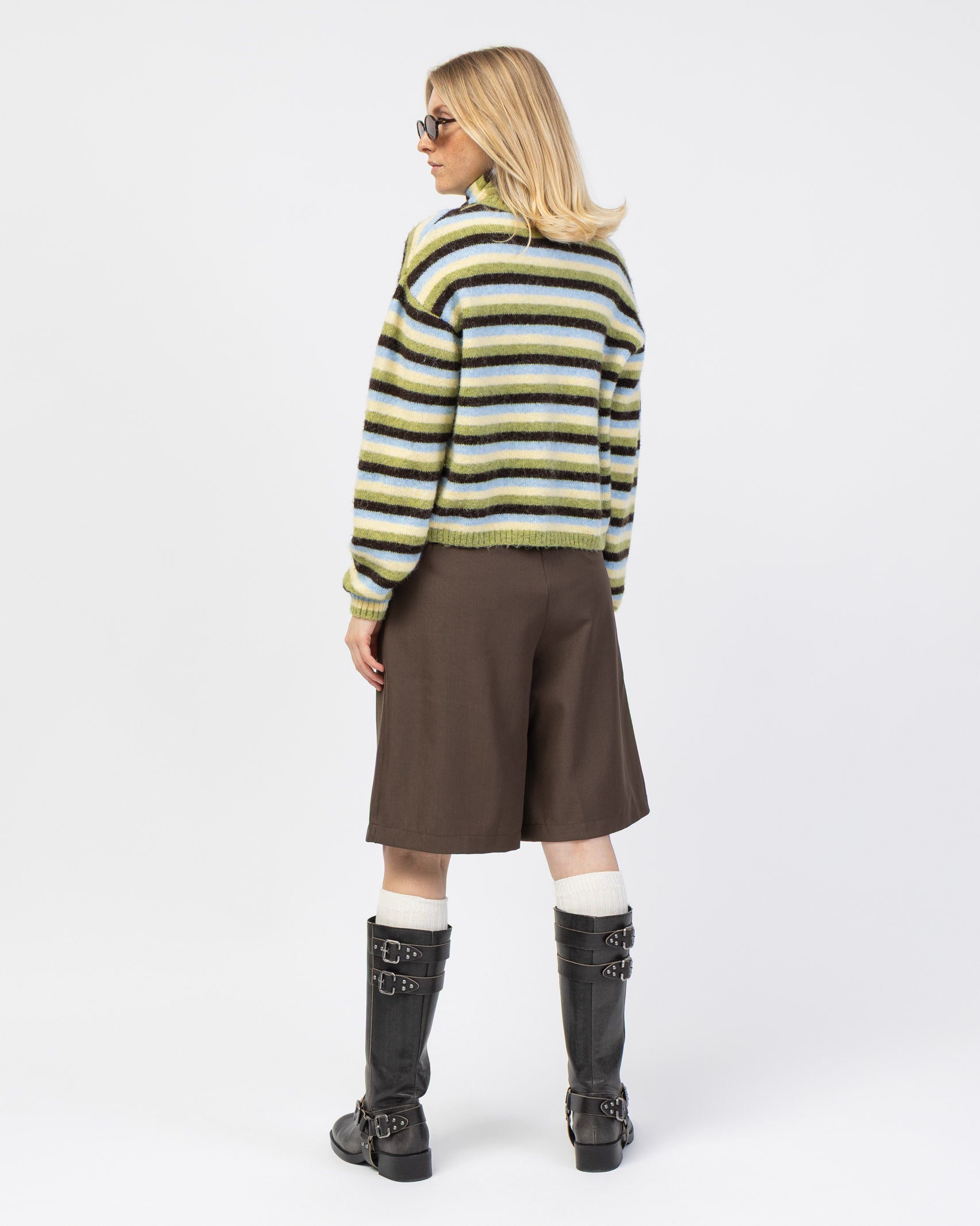 Gestreifte Strickjacke mit Rundhalsausschnitt von hinten