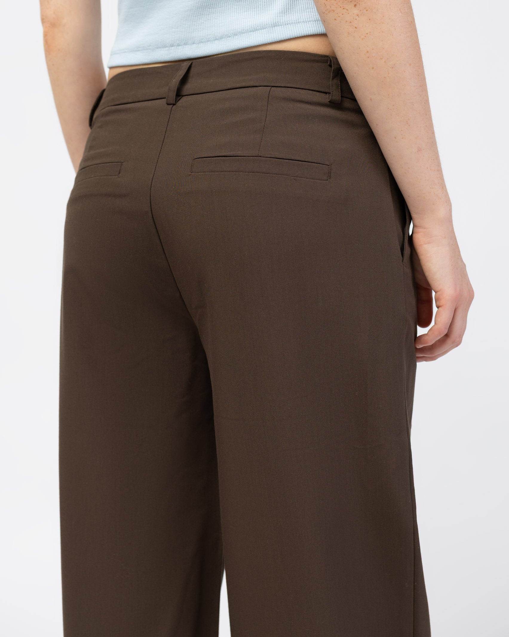 Klassische Anzughose mit geradem Bein im Detail von hinten