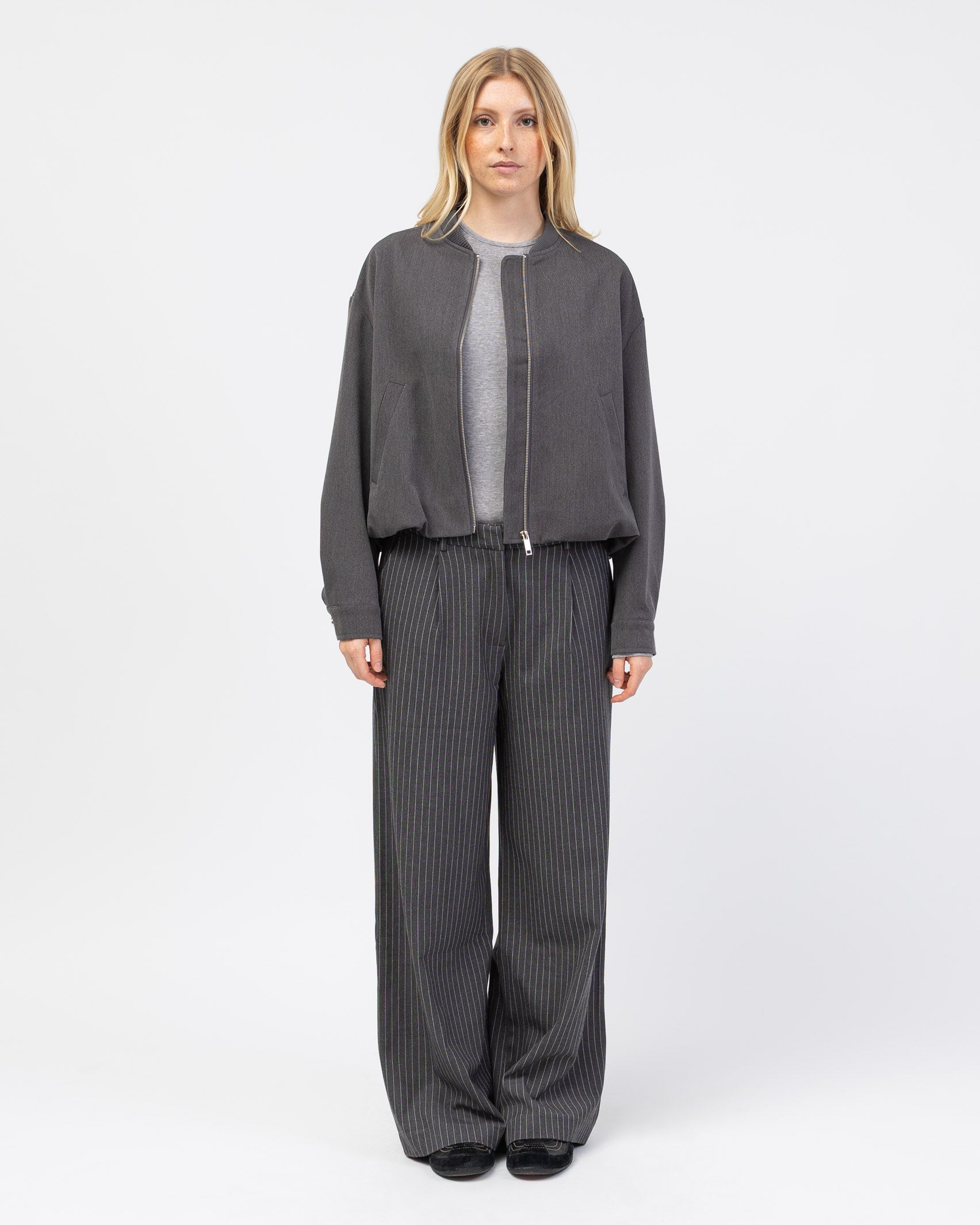 Leichte Bomberjacke kombiniert mit Anzugshose