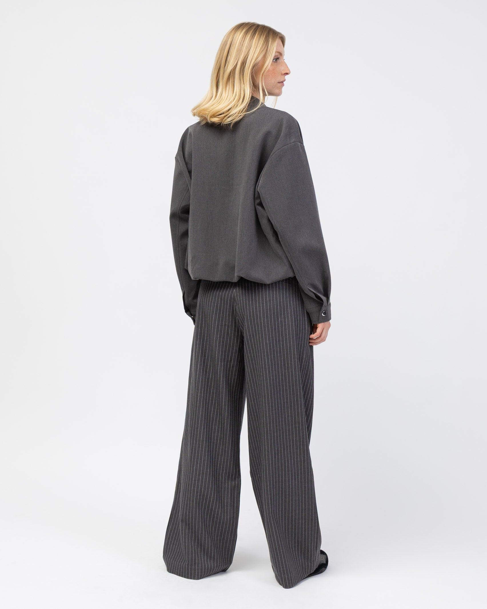 Leichte Bomberjacke von hinten