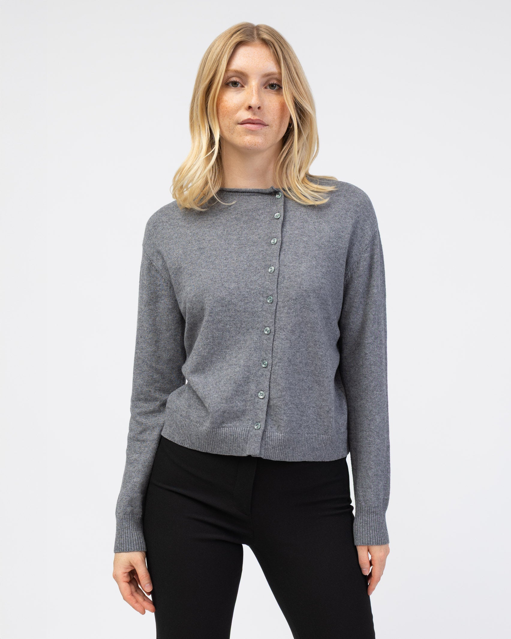 Strickjacke mit asymmetrischer Knopfleiste von vorne