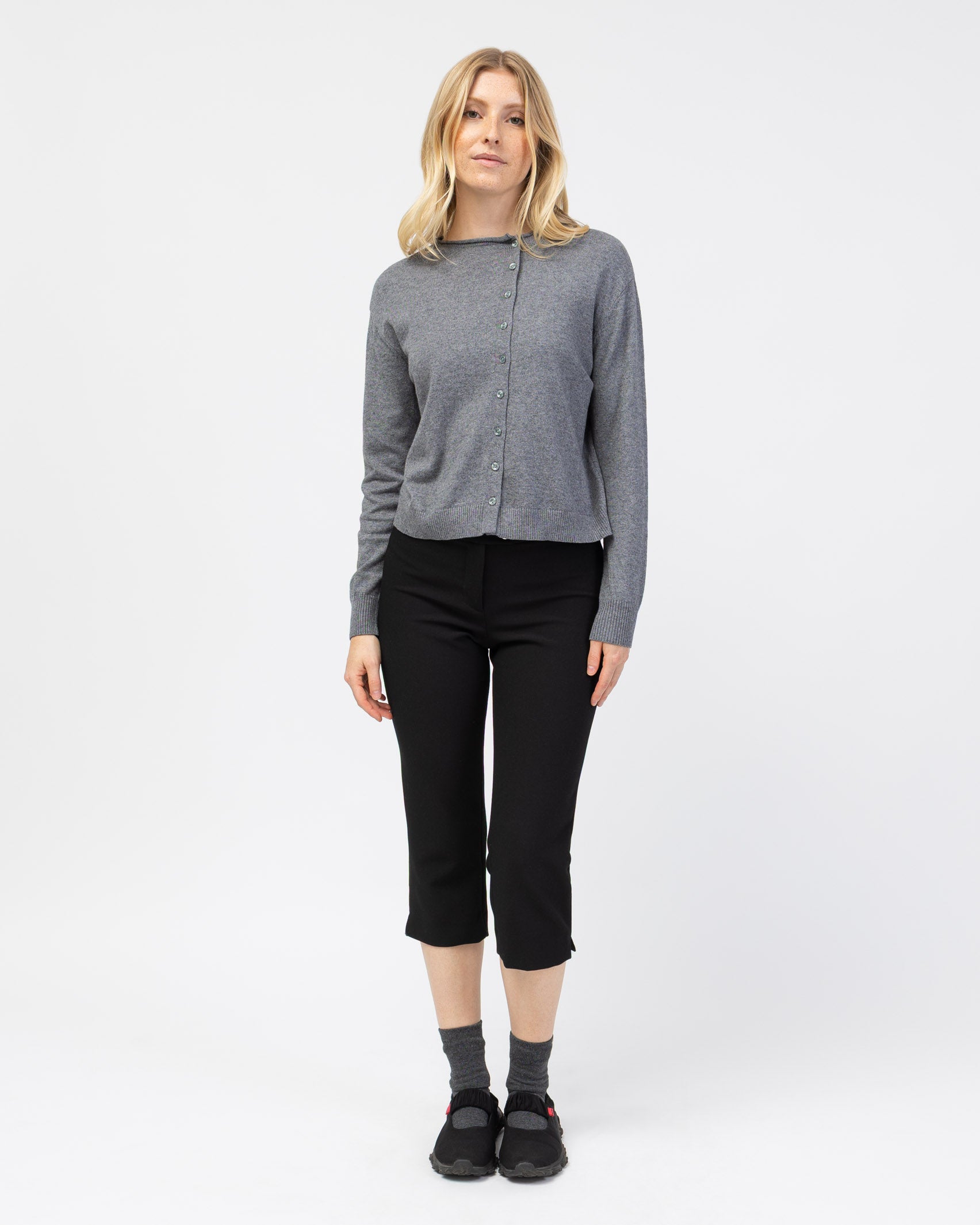 Strickjacke mit asymmetrischer Knopfleiste mit Capri Hose kombiniert